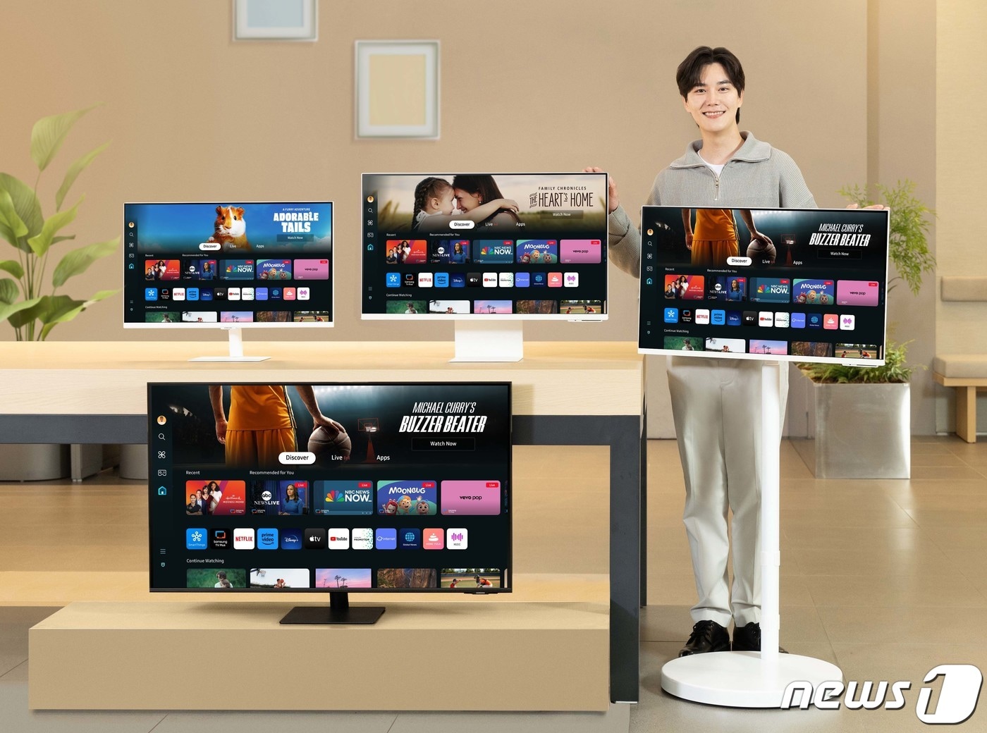 삼성전자 모델이 삼성스토어 청담점에서 홈 라이프 활용성을 강화한 2024년형 스마트모니터를 소개하고 있다.(삼성전자 제공)