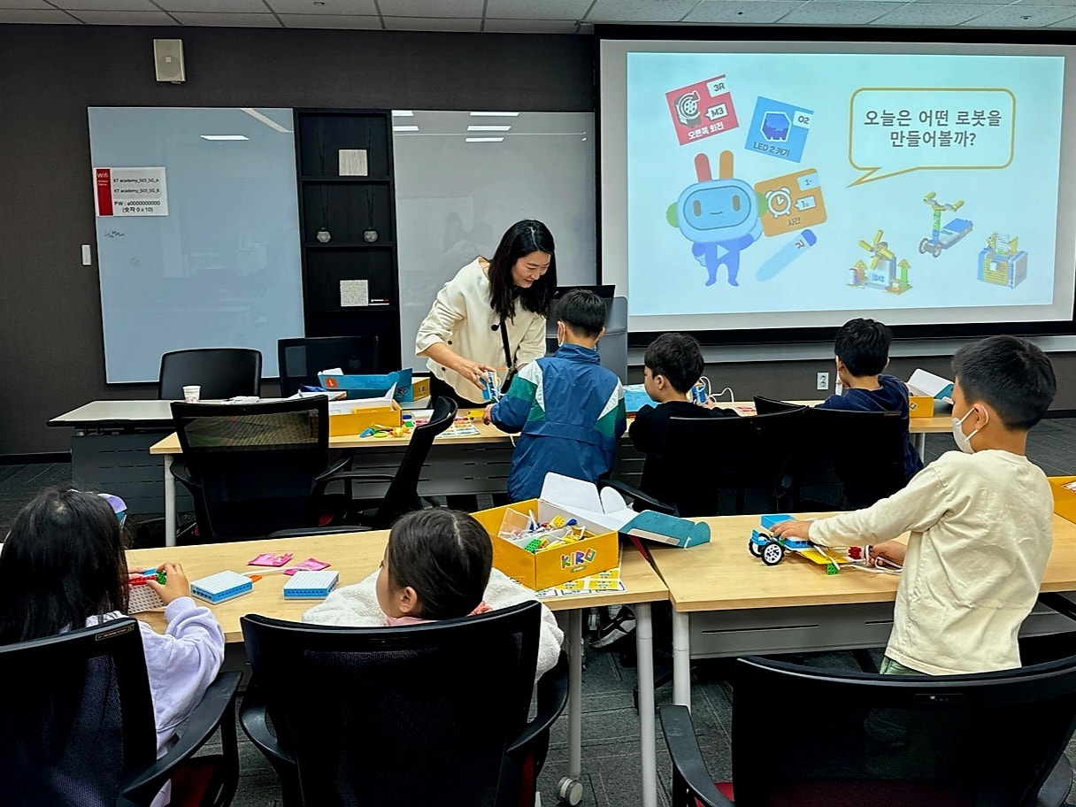 KT는 지난 20일 KT분당사옥에 마련된 강의실에서 진행된 ‘KT와 함께하는 SW/AI 코딩 공유학교’ 2회차 교육에서 성남지역 초등학생들에게 AI코디니를 활용해 코딩 교육을 진행했다. (KT 제공)