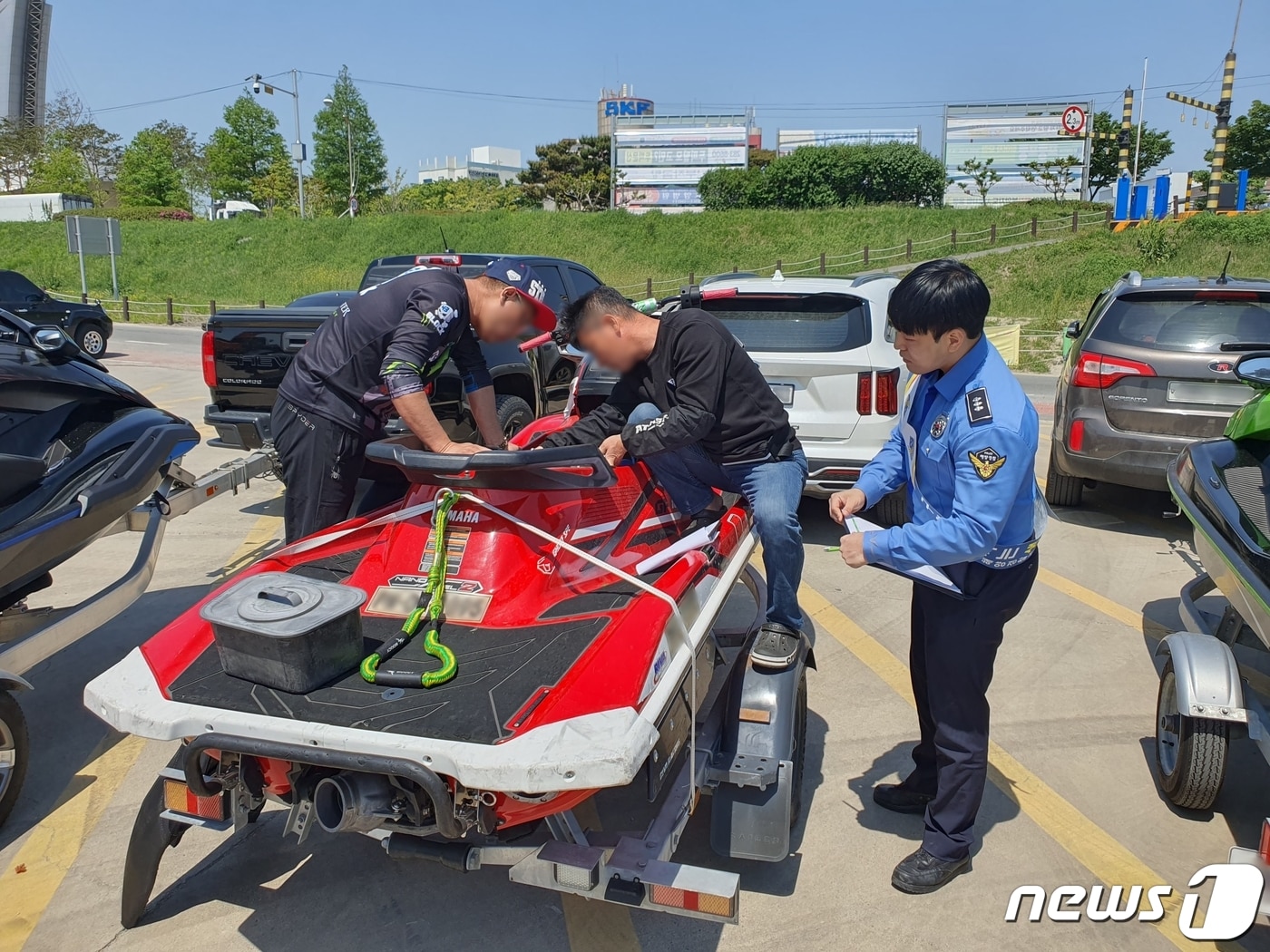 경북 포항해양경찰서는 27일 봄철 수상레저 안전사고 예방을 위해 동력수상레저기구 무상점검 서비스를 실시한다. 사진은 지난해 점검모습, (포항해양경찰서제공) 2024.4.22/뉴스1 
