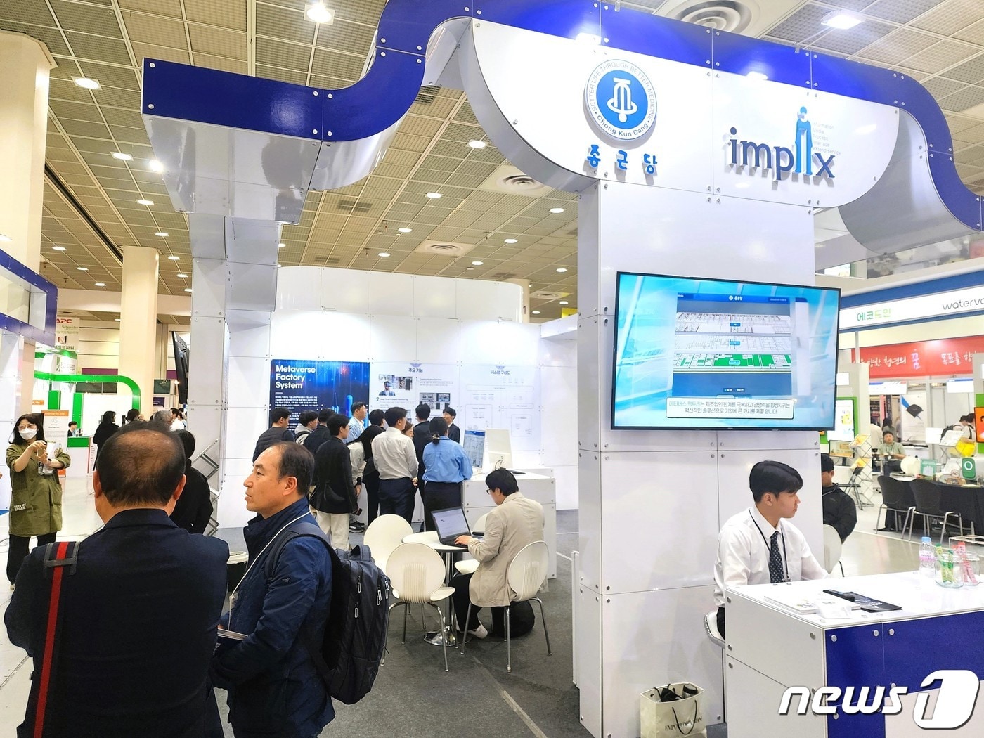 4월 17일부터 19일까지 서울 삼성동 코엑스(COEX)에서 열린 ‘2024 World IT Show’에 참가한 종근당 메타버스 팩토리 전시 부스.(종근당 제공)/뉴스1ⓒ 뉴스1