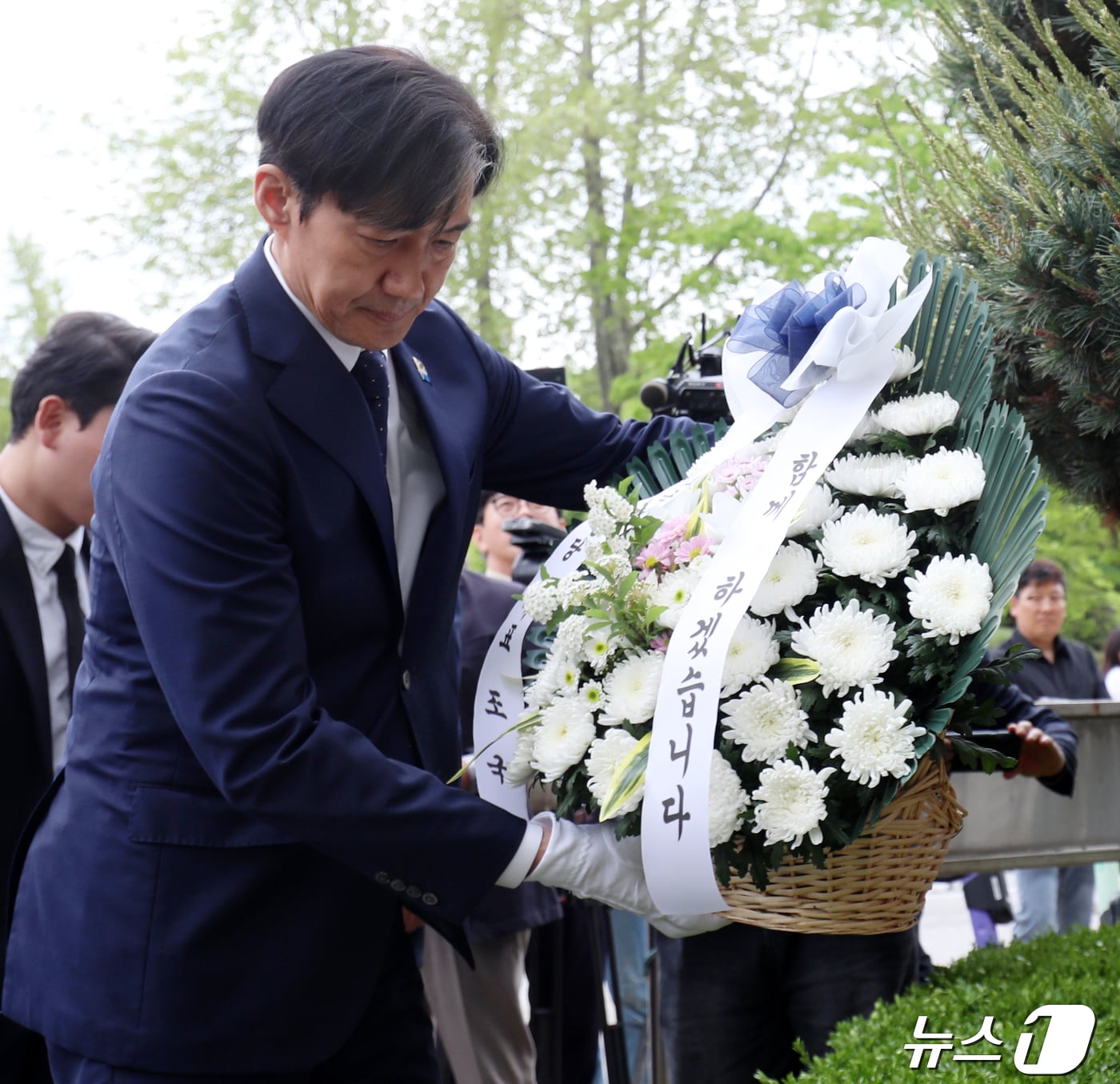 조국혁신당 조국 대표가 22일 전북자치도 익산시 원광대학교 창의공대앞에 마련된 故채수근 상병 추모비를 찾아 참배를 하고 있다. 2024.4.22/뉴스1 ⓒ News1 유경석 기자