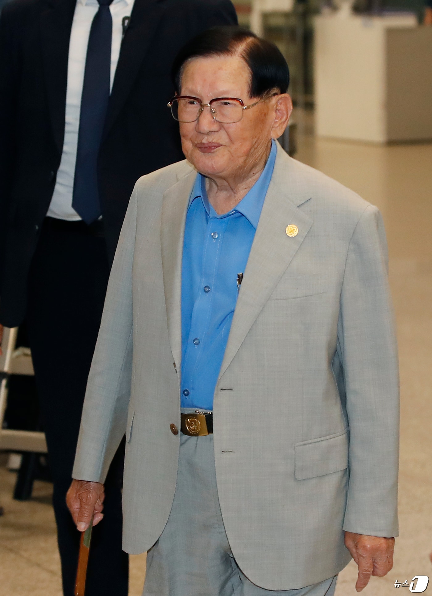 신천지예수교 증거장막성전의 이만희 총회장이 2024년 4월 22일 해외 일정을 마치고 인천 중구 인천국제공항 제1여객터미널을 통해 필리핀에서 입국하고 있는 모습. 2024.4.22/뉴스1 ⓒ News1 권현진 기자