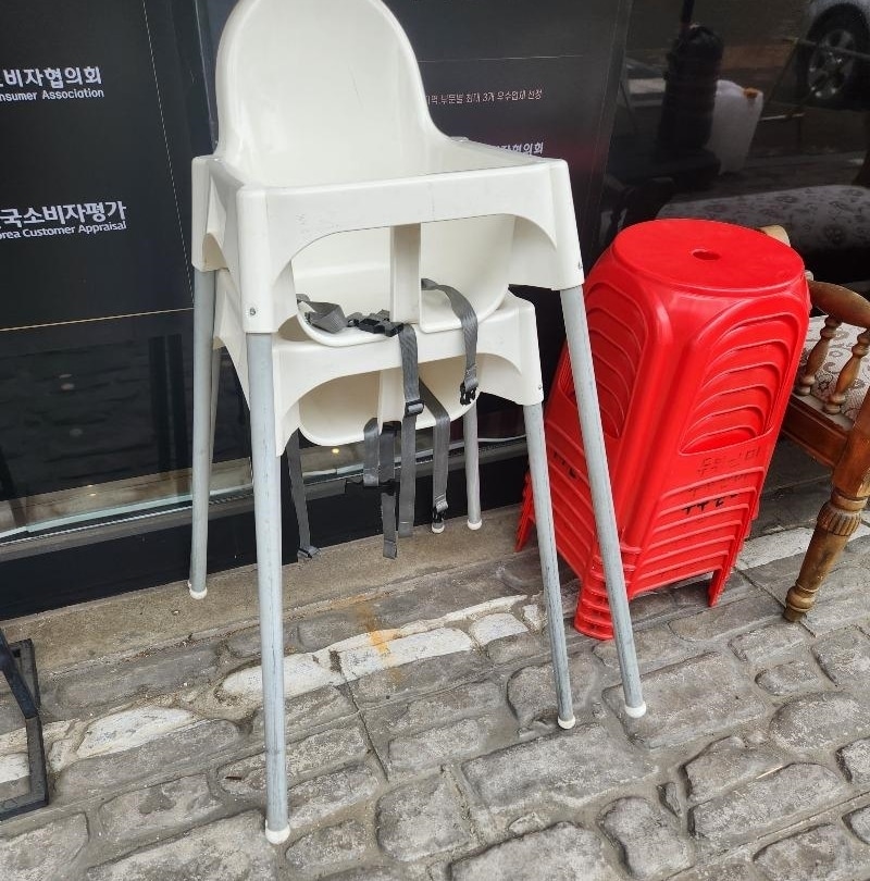 손님 A 씨가 가게 바깥에 있는 아기 의자를 직접 가져와 닦아 썼다며 식당의 응대에 불만을 터뜨렸다. (온라인 커뮤니티 '보배드림' 갈무리)