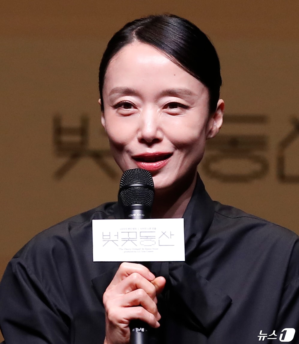 배우 전도연이 23일 서울 강서구 LG아트센터 서울에서 열린 ‘벚꽃동산’ 제작발표회에서 인사말을 하고 있다. 2024.4.23/뉴스1 ⓒ News1 권현진 기자