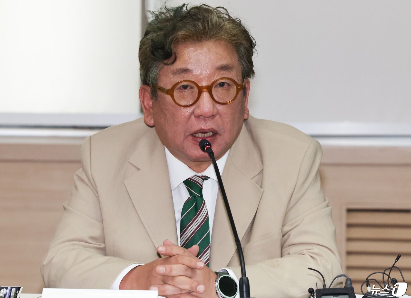 김상협 탄소중립녹색성장위원회 민간위원장이 23일 서울 종로구 정부서울청사에서 열린 2024년도 제1차 탄소중립녹색성장위원회 전체회의에서 모두발언을 하고 있다. 2024.4.23/뉴스1 ⓒ News1 허경 기자