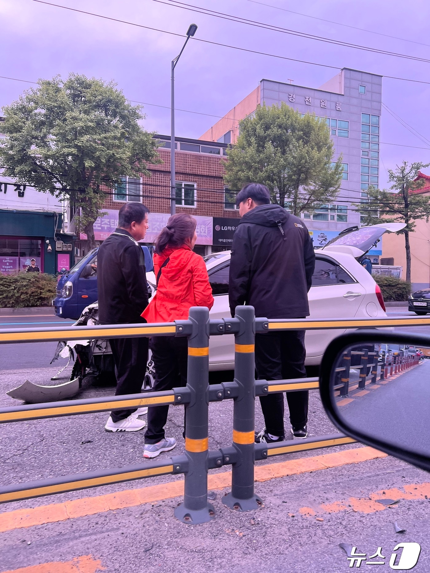 23일 오후 12시50분쯤 광주 북구 용봉동의 한 사거리 교차로에서 4중 추돌사고가 발생해 3명이 다쳤다.(독자 제공)2024.4.23/뉴스1