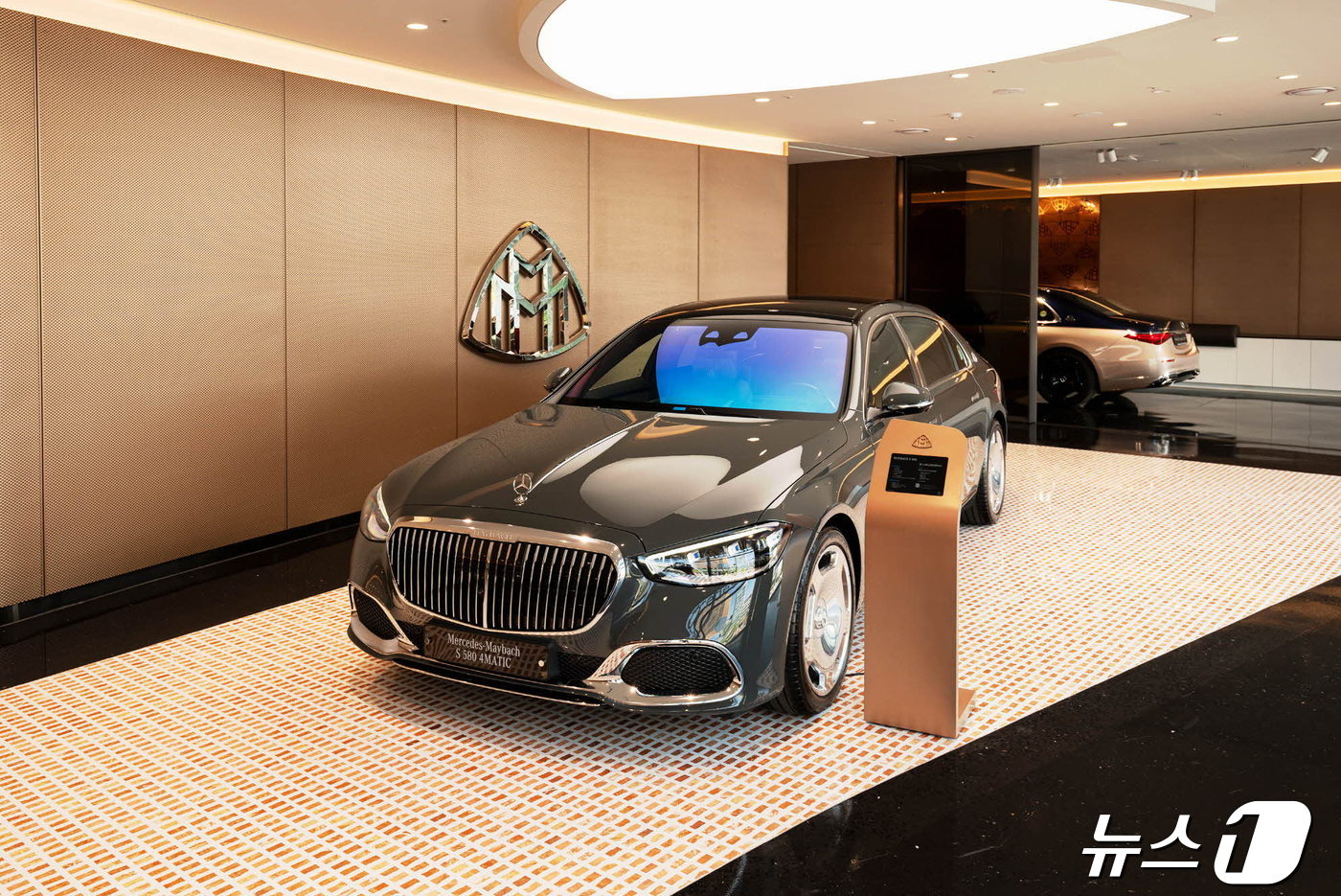 한성자동차의 청담전시장 내 마이바흐 익스클루시브 라운지 플러스.(한성자동차 제공) 