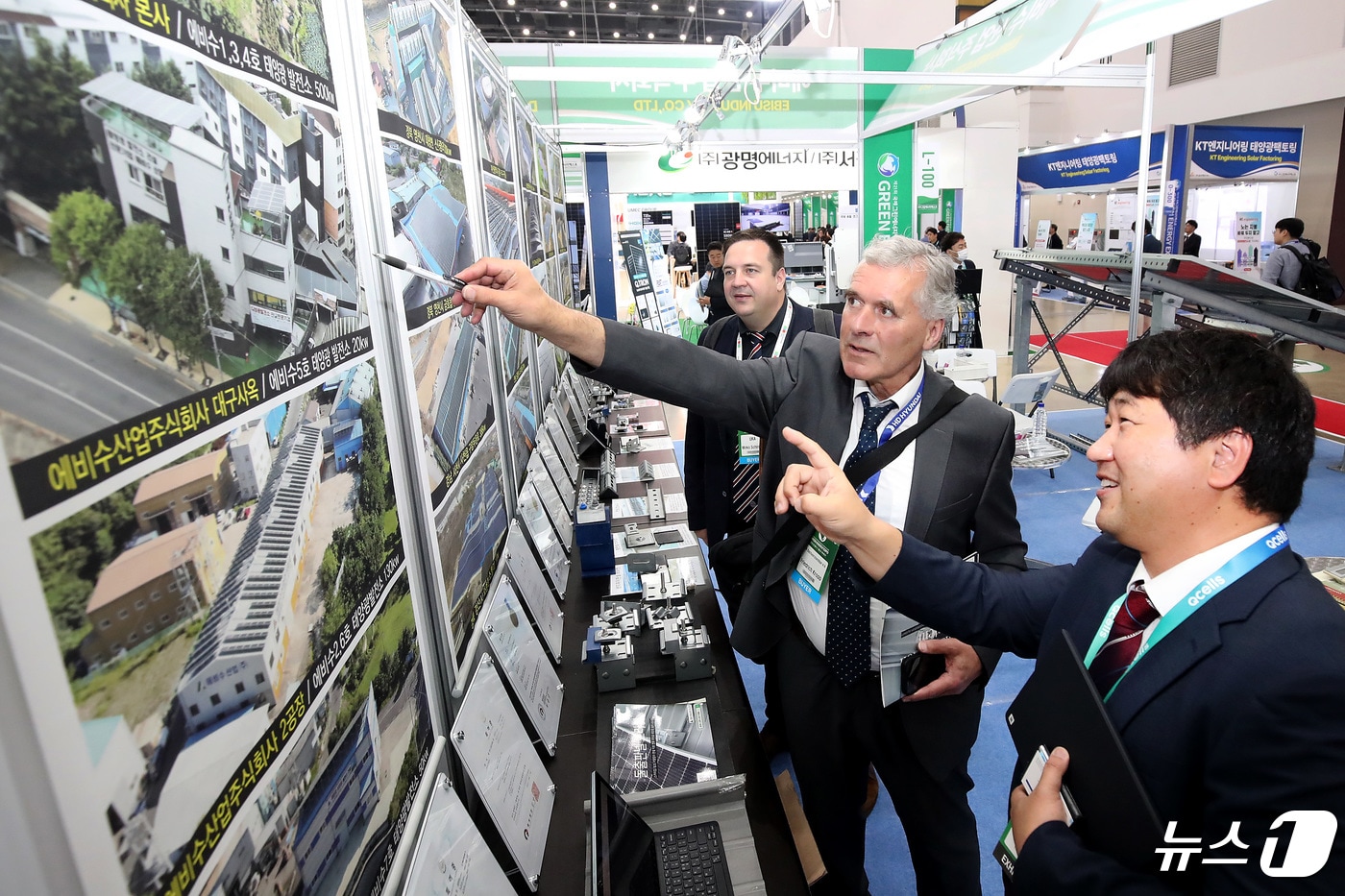 24일 대구 엑스코에서 개막한 &#39;2024 국제그린에너지엑스포&#39;를 찾은 해외 바이어가 태양광 구조물 건설업체 부스에서 구매 상담을 진행하고 있다. 2024.4.24/뉴스1 ⓒ News1 공정식 기자