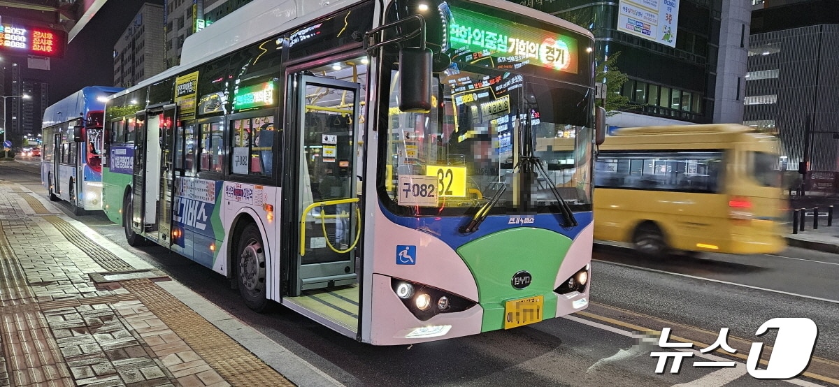 경기 고양시가 다음달 1일부터 지역내 9개 마을버스 노선을 시내버스로 전환해 운행한다. 시내버스로 전환되는 구 082번 버스. &#40;고양시 제공&#41;