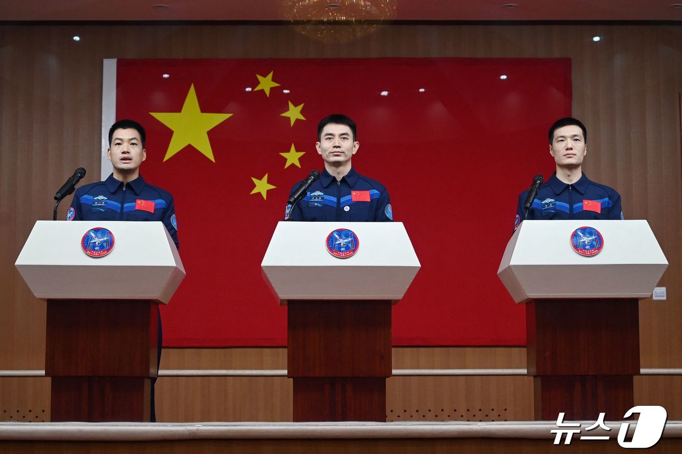 다음날 우주로 향하는 선저우 18호 리광쑤(왼쪽부터), 예광푸, 리충 등 3명의 우주인이 24일 중국 고비사막 한 가운데 위치한 주취안 위성발사센터에서 기자회견을 하고 있다. 3명의 우주인은 선저우 17호 탑승원과 교대해 중국 자체 건설 우주정거장 텐궁에소 6개월간 체류하며 연구, 실험 등 임무를 수행할 예정이다. 2024.04.24 ⓒ AFP=뉴스1 ⓒ News1 박재하기자