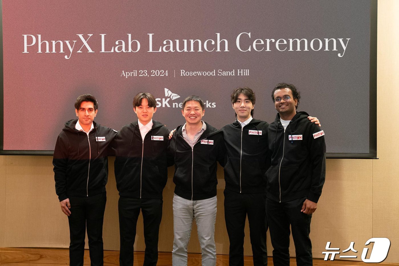 최성환 SK네트웍스 사업총괄 사장(가운데)과 피닉스 랩 구성원들의 모습(SK네트웍스 제공)