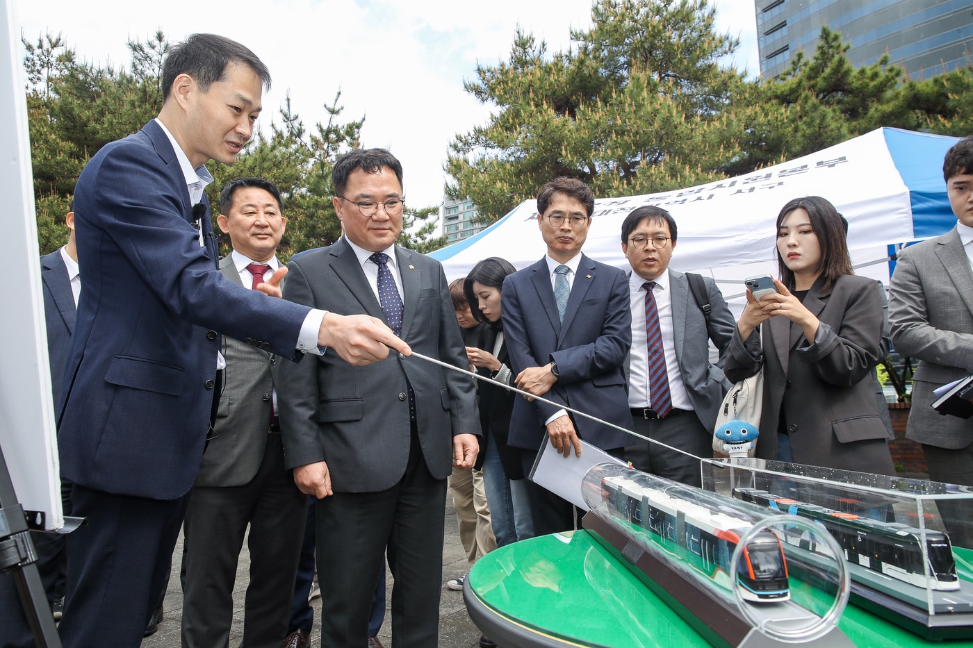 백원국 국토교통부 차관이 24일 CTX&#40;충청권 광역급행철도&#41; 출발역인 정부대전청사역 현장점검을 하고 있다./국토부 제공