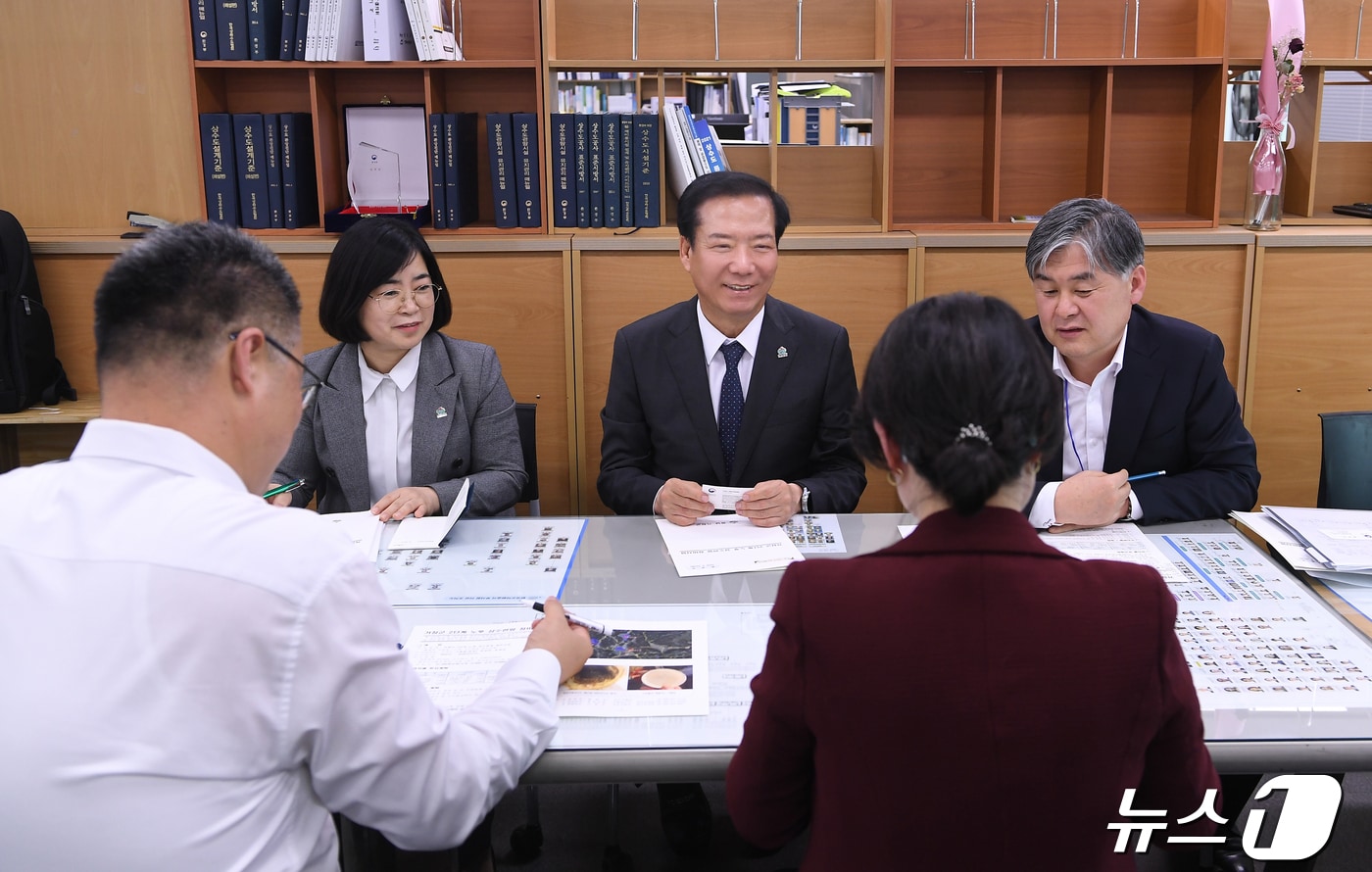 구인모 거창군수&#40;가운데 정면&#41;가 지난 23일 환경부를 방문해 국비사업 지원을 건의하고 있다&#40;거창군 제공&#41;.