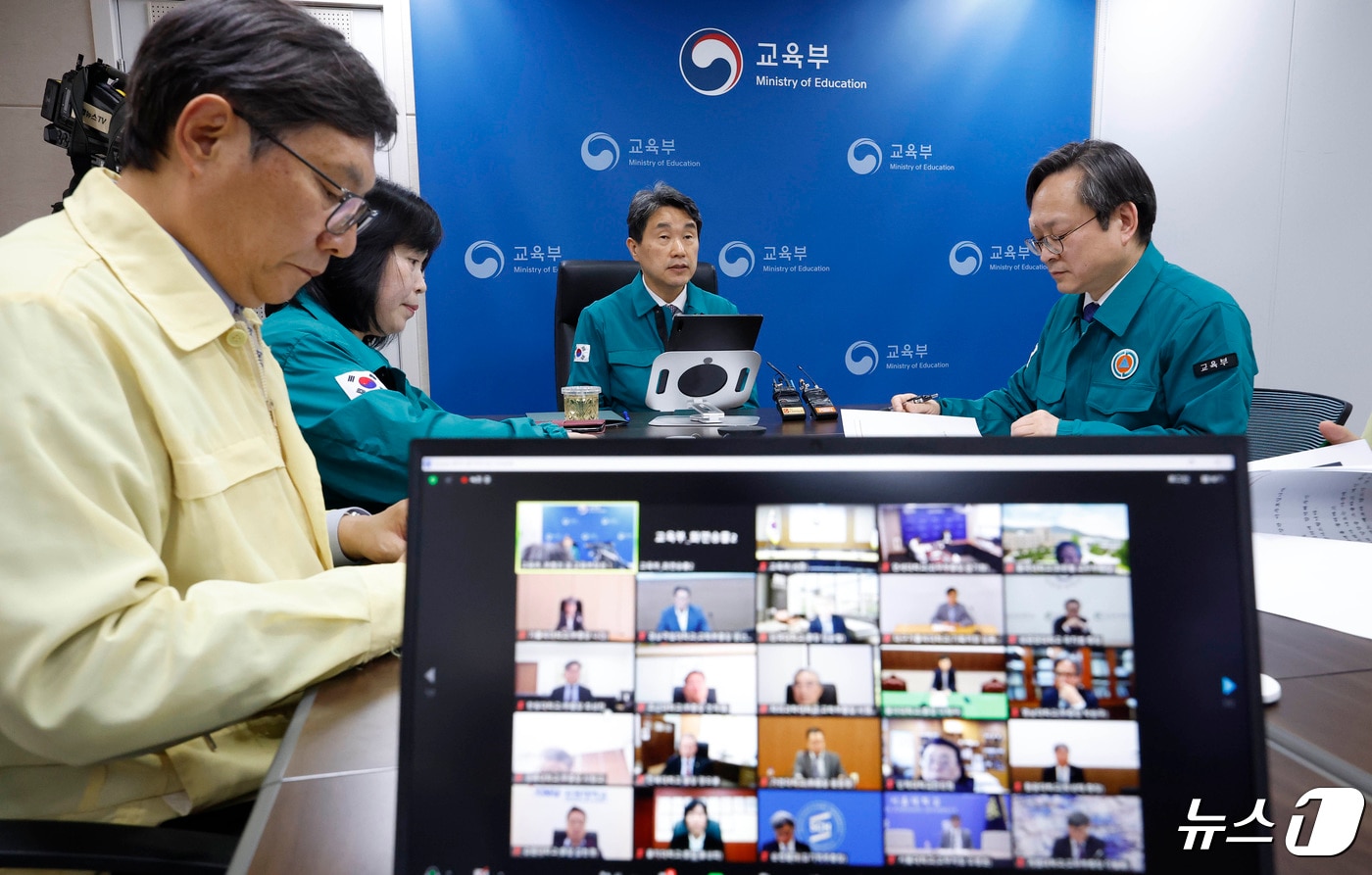 이주호 사회부총리 겸 교육부 장관이 24일 서울 영등포구 여의도 한국교육시설안전원에서 열린 의과대학 설치 대학 총장 간담회에서 모두발언을 하고 있다. &#40;공동취재&#41; /뉴스1 ⓒ News1 김성진 기자