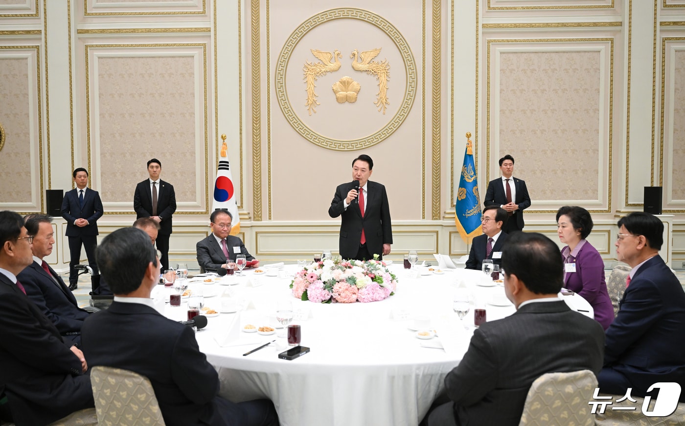 윤석열 대통령이 24일 청와대 영빈관에서 열린 국민의힘 국회의원 격려 오찬에서 모두발언을 하고 있다. &#40;대통령실 제공&#41; 2024.4.24/뉴스1 ⓒ News1 오대일 기자