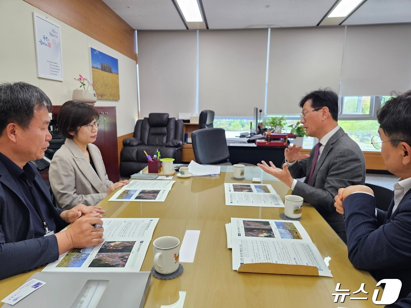 최훈식 전북자치도 장수군수가 24일 농림축산식품부를 방문해 내년도 국비 확보를 위해 총력전을 펼쳤다.&#40;장수군 제공&#41;2024.4.24/뉴스1