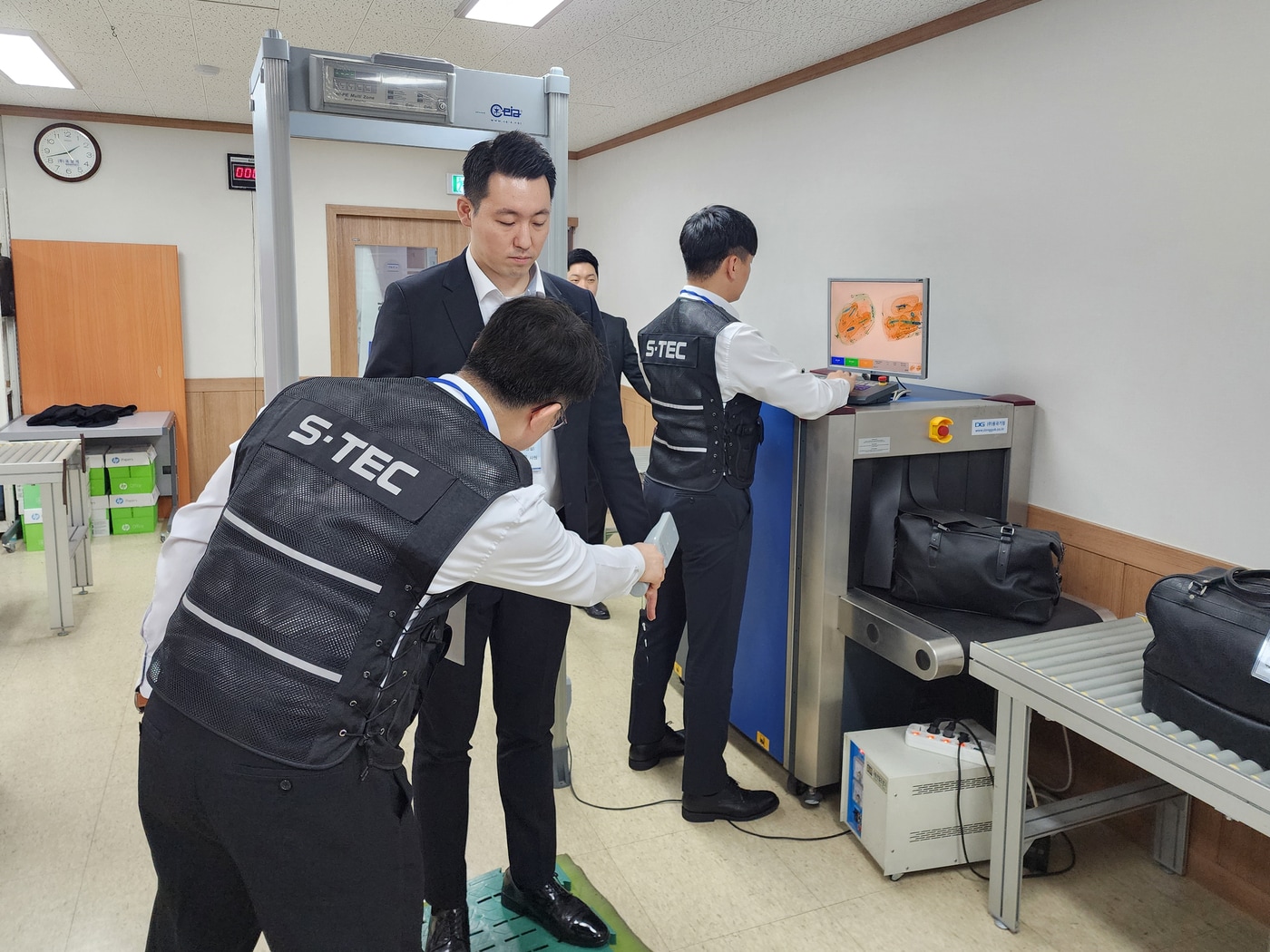 에스텍시스템은 이달 26일까지 X-레이·검색대 장비·핸드 스캐너 등 장비의 운용 방법을 전 직원에게 훈련한다.&#40;에스텍시스템 제공&#41;