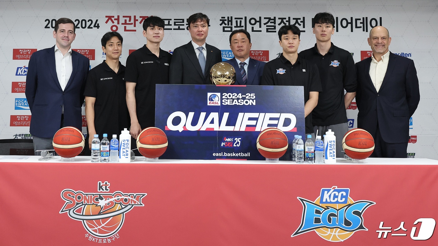 헨리 케린스 EASL CEO, 수원 KT 허훈, 문성곤, 송영진 감독, 부산 KCC 전창진 감독, 허웅, 송교창, 마크 피셔 EASL CCO가 25일 서울 강남구 논현동 KBL센터에서 열린 2023-2024 정관장 프로농구 챔피언결정전 미디어데이에서 기념촬영을 하고 있다. 2024.4.25/뉴스1 ⓒ News1 김성진 기자