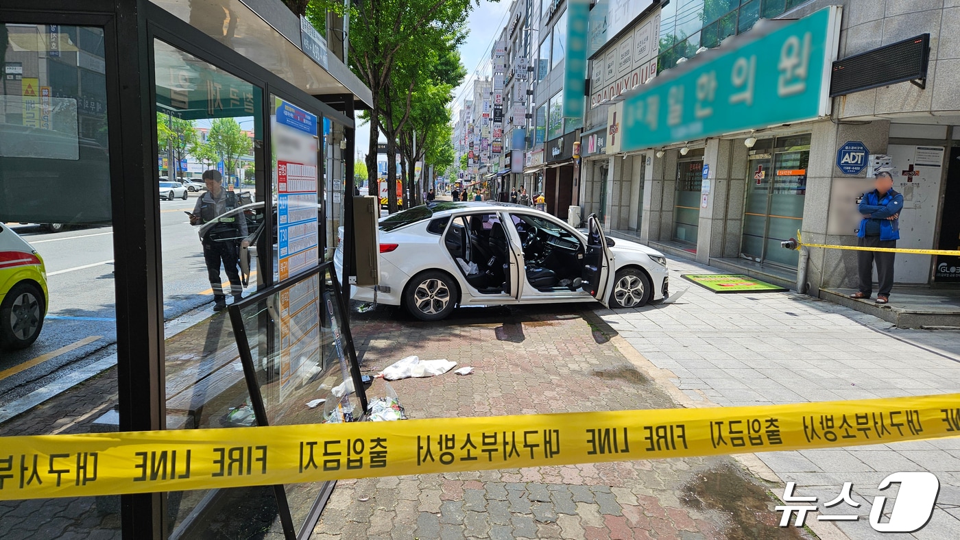 24일 K5승용차를 몰던 운전자가 대구 북구 읍내동 칠곡 동화타운 앞에 있던 버스정류장을 덮쳤다.(강북소방서 제공)