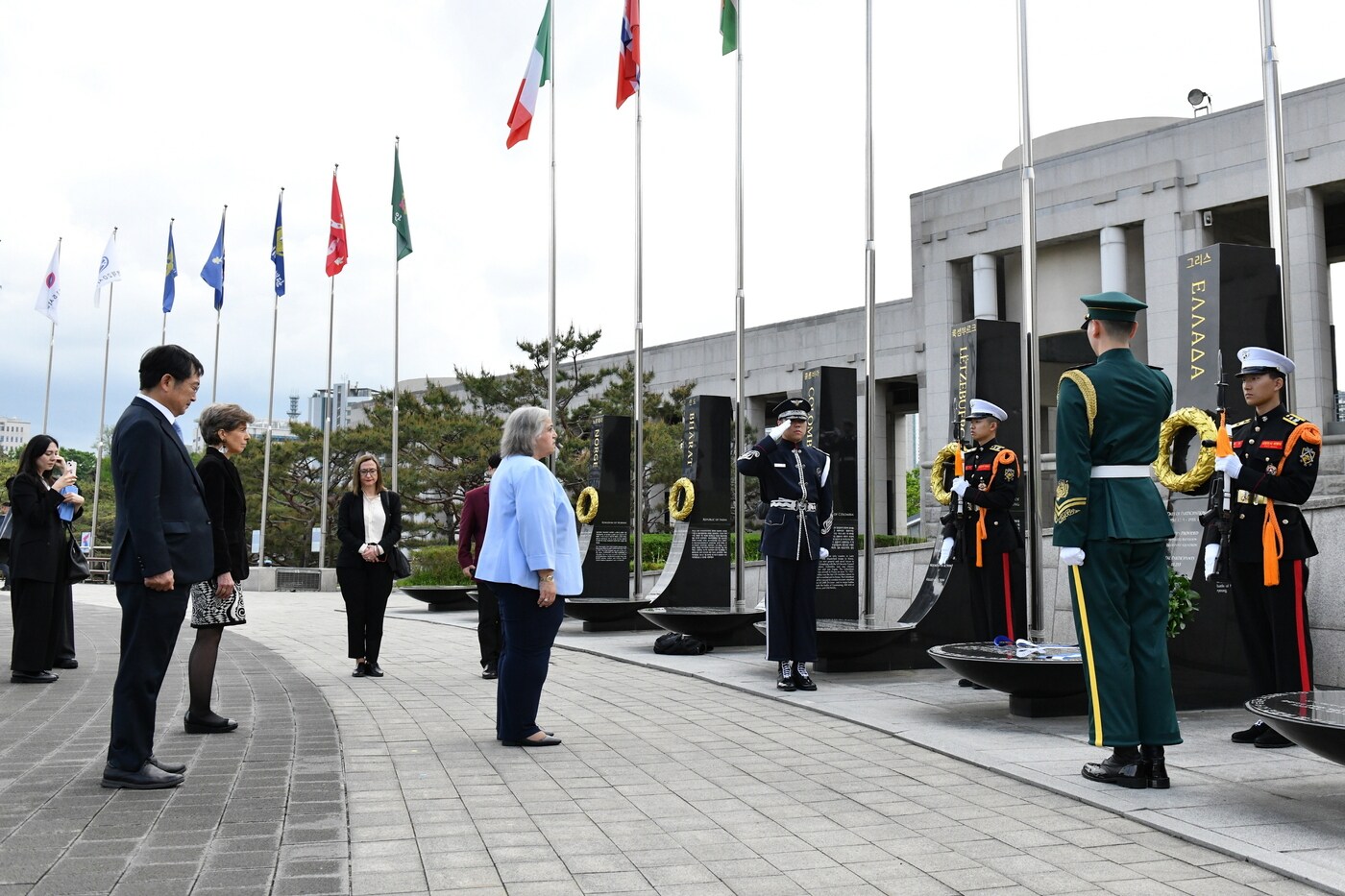 알렉산드라 파파도풀루 그리스 외교부 차관과 백승주 전쟁기념사업회장이 25일 전쟁기념관 평화의광장 그리스참전비에서 헌화하고 있다.(전쟁기념사업회 제공)