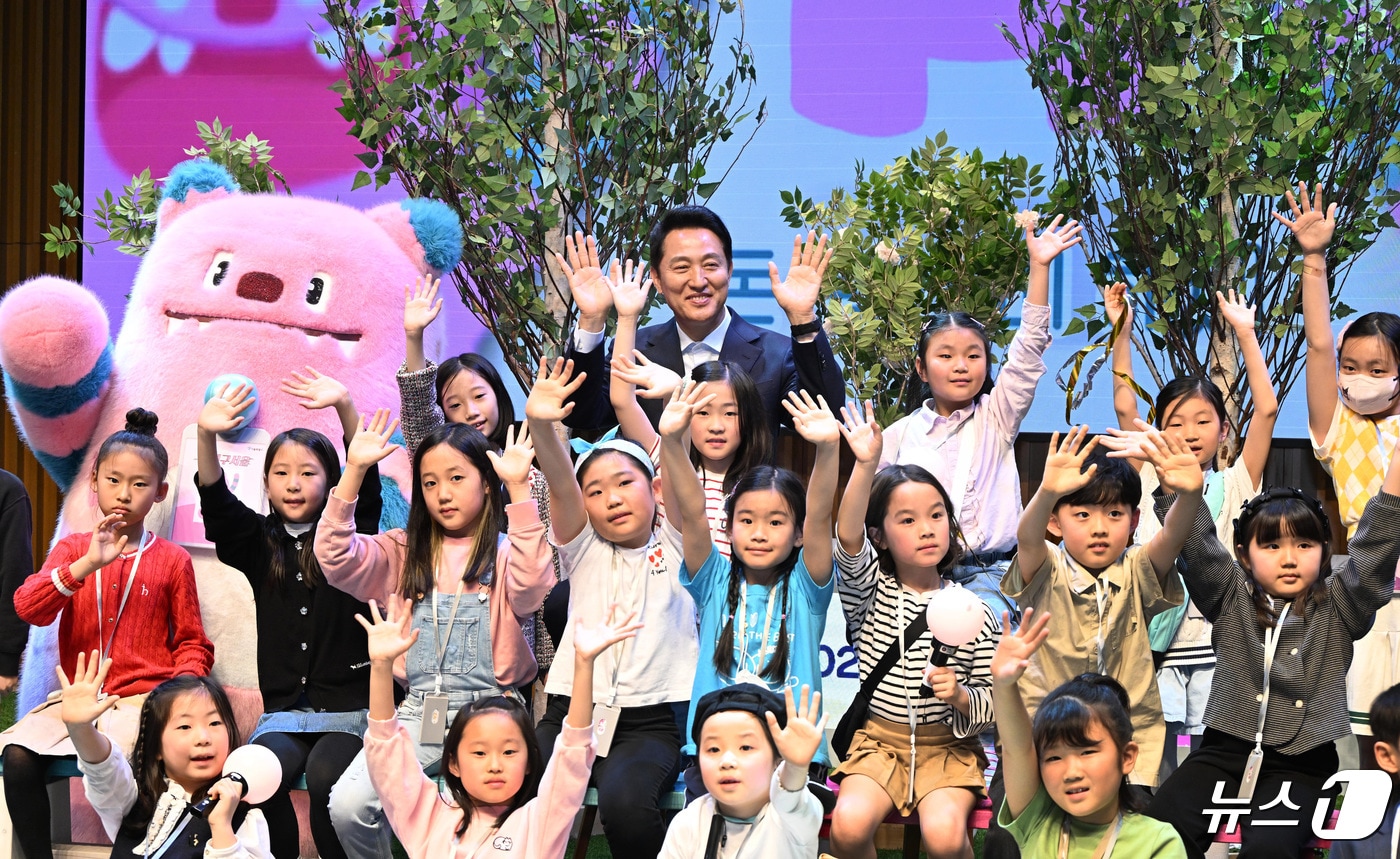 오세훈 서울시장이 25일 서울 중구 서울시청에서 열린 2024 어린이기자 발대식에서 기자단과 기념촬영을 하고 있다. (서울시 제공) 2024.4.25/뉴스1