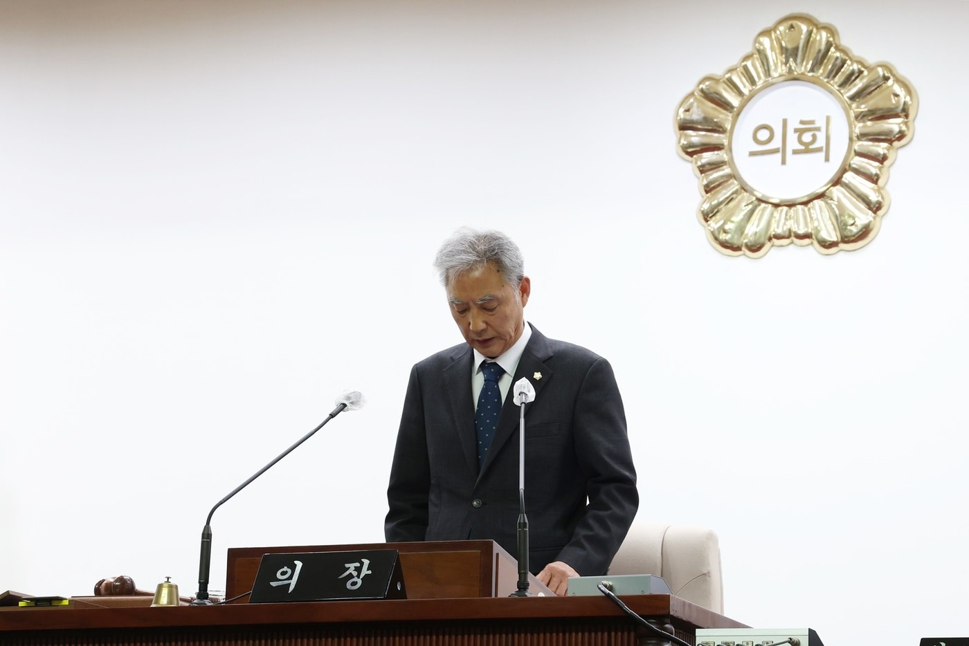 이길호 경기 군포시의회 의장이 지난 25일 제273회 임시회 제2차 본회의에서 &#39;안전·보건 경영 방침&#39;을 공식 선언하고 있다. &#40;군포시의회 제공&#41; 2024.4.26 / 뉴스1