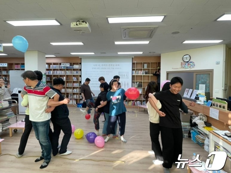 전북시민대학 진안캠퍼스 프로그램의 일환으로 우석대학교와 협업해 진행하는 ‘나와 너 우리의 관계성 회복 프로그램’이 개강했다.&#40;진안군제공&#41;2024.4.26/뉴스1