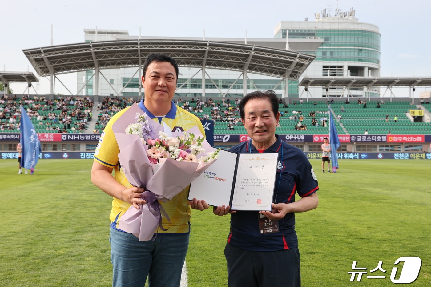 충북 진천군이 2002년 월드컵 4강 신화의 수문장이었던 이운재를 명예대사로 위촉했다.&#40;진천군 제공&#41;/뉴스1