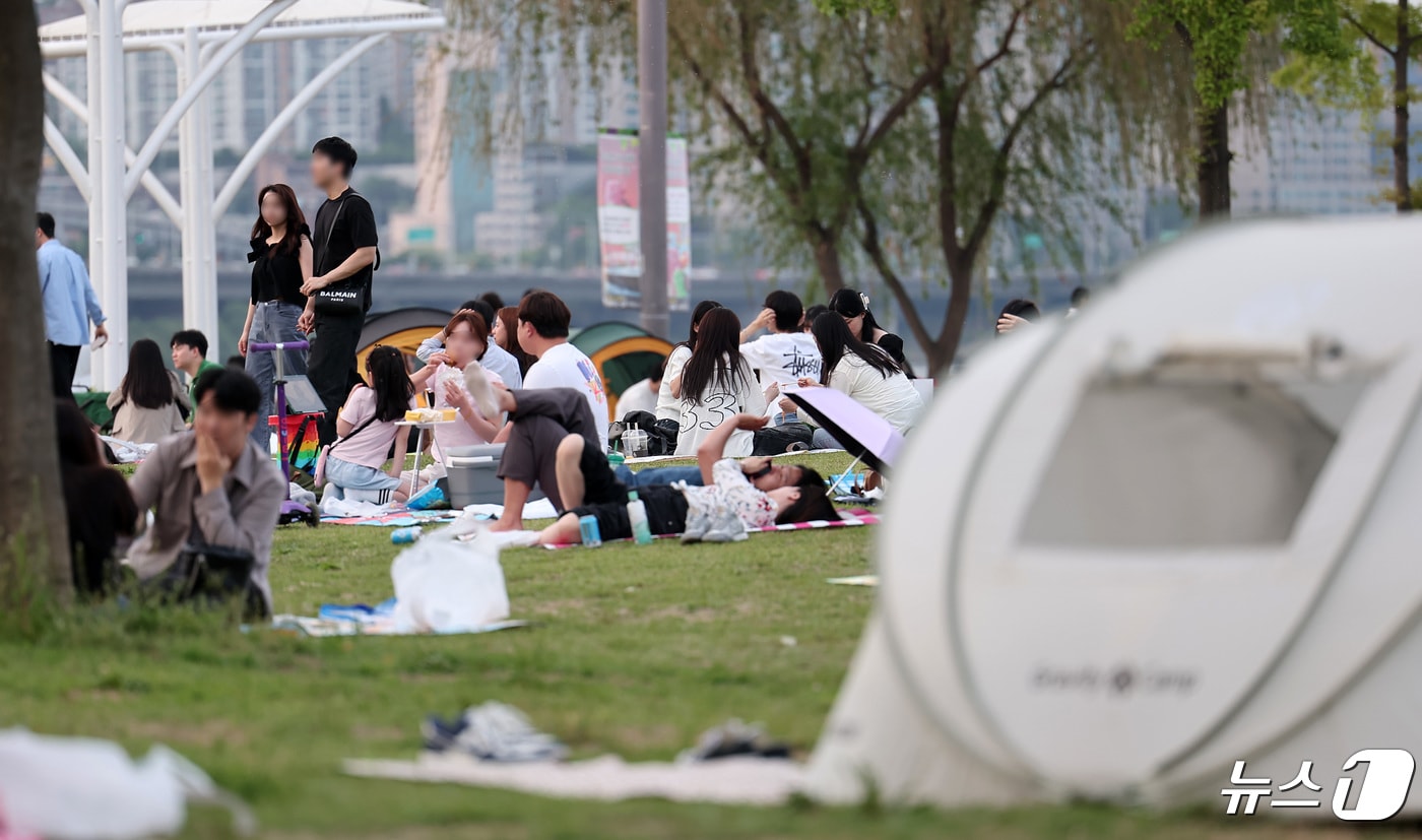 서울 낮 최고기온이 29도까지 오르며 초여름 날씨를 보인 28일 저녁 서울 서초구 반포한강공원을 찾은 시민들이 즐거운 휴일을 즐기고 있다. 2024.4.28/뉴스1 ⓒ News1 김성진 기자