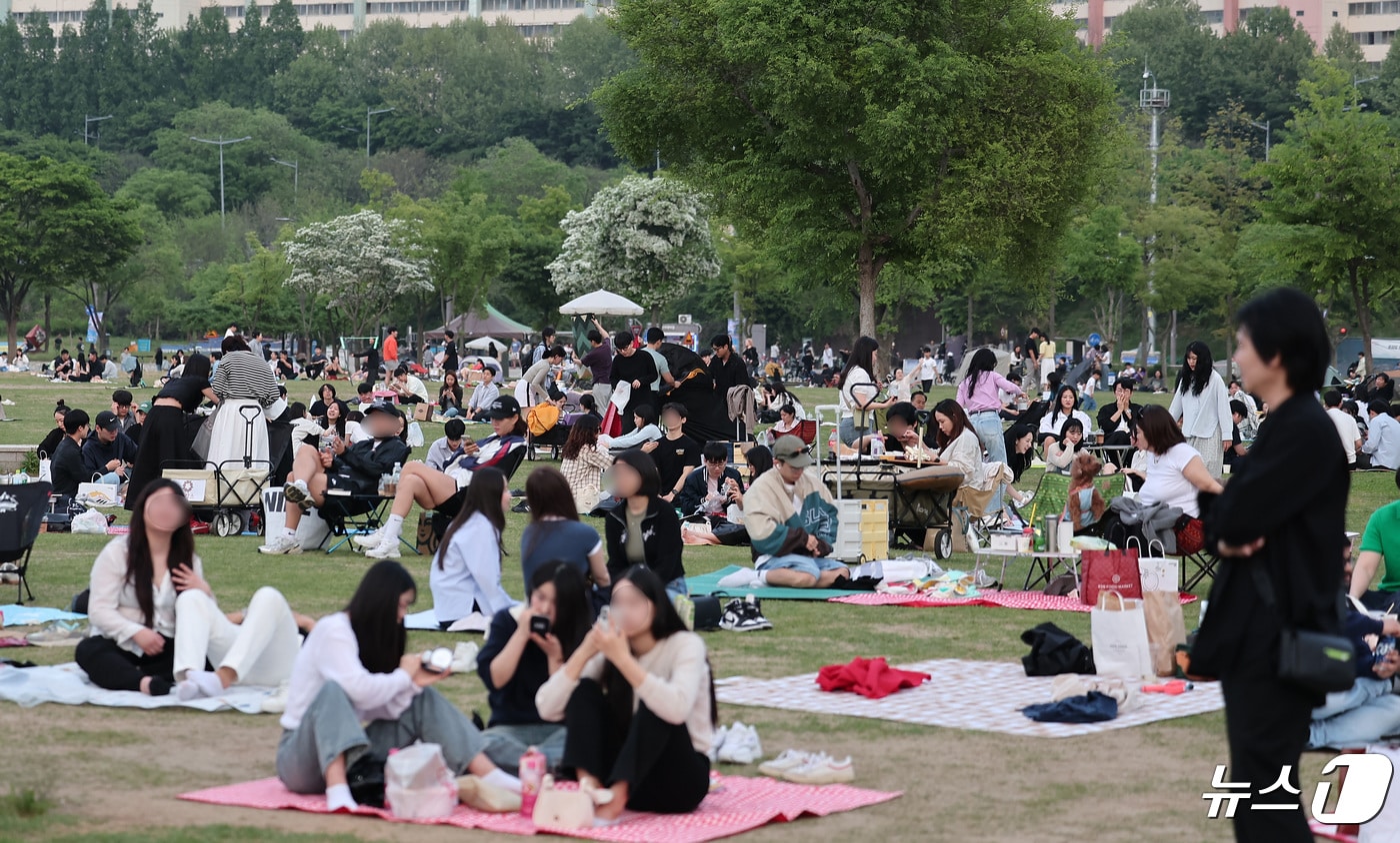 서울 낮 최고기온이 29도까지 오르며 초여름 날씨를 보인 28일 저녁 서울 서초구 반포한강공원을 찾은 시민들이 즐거운 휴일을 즐기고 있다. 2024.4.28/뉴스1 ⓒ News1 김성진 기자