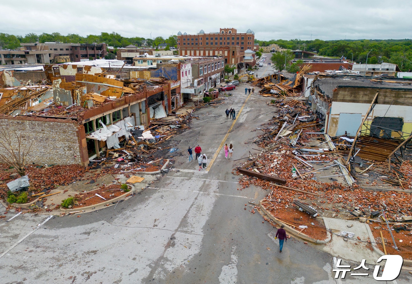 28일(현지시간) 미국 오클라호마주 설퍼에 불어닥친 토네이도로 건물이 파괴된 모습. 2024.04.28 ⓒ 로이터=뉴스1 ⓒ News1 정지윤 기자