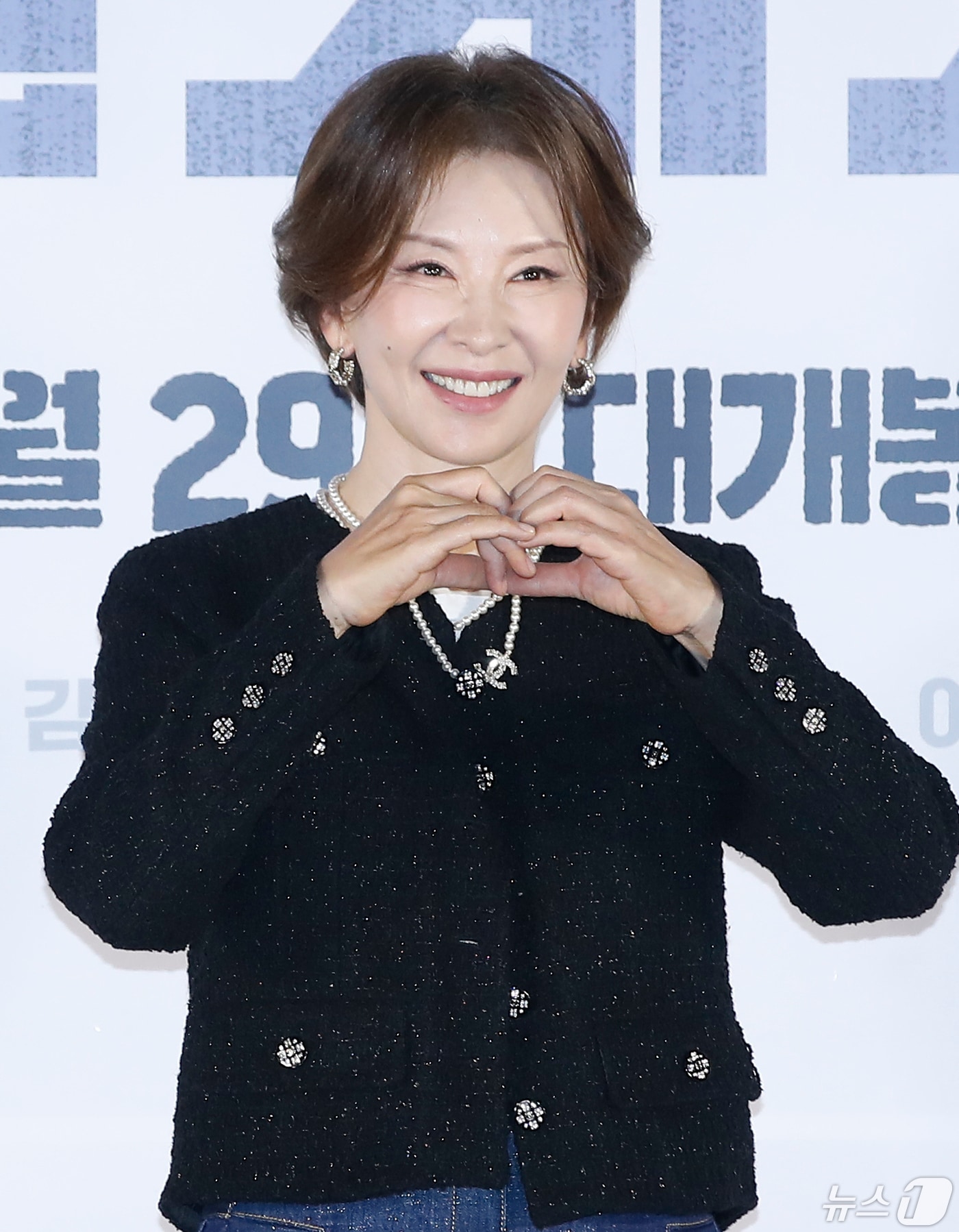 배우 이미숙이 29일 서울 용산구 CGV 용산아이파크몰에서 열린 영화 '설계자‘(감독 이요섭) 제작보고회에서 포즈를 취하고 있다. '설계자'는 의뢰받은 청부 살인을 완벽한 사고사로 조작하는 설계자 ‘영일’이 예기치 못한 사건에 휘말리며 벌어지는 이야기를 그린 영화다. 2024.4.29/뉴스1 ⓒ News1 권현진 기자