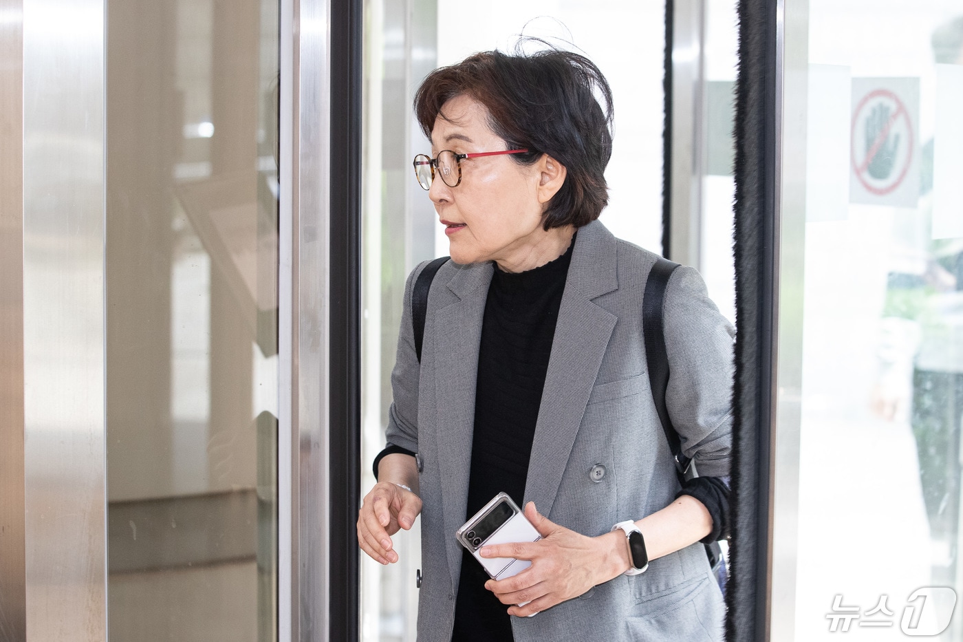 조현옥 전 대통령비서실 인사수석이 29일 서울 서초구 중앙지방법원에서 열린 &#39;문재인 정부 블랙리스트 의혹&#39; 직권남용권리행사방해 공판에 출석하고 있다. 2024.4.29/뉴스1 ⓒ News1 유승관 기자