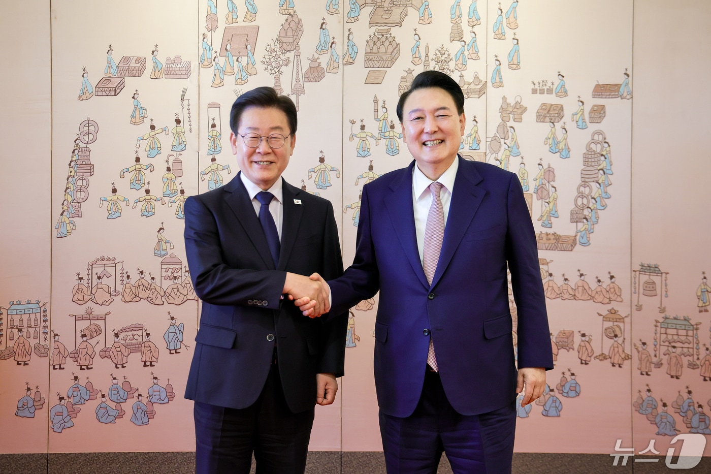 윤석열 대통령과 이재명 더불어민주당 대표가 29일 용산 대통령실 청사에서 열린 첫 영수회담을 마친 후 손을 잡은 채 기념촬영을 하고 있다. (대통령실 제공) 2024.4.29/뉴스1 ⓒ News1 오대일 기자