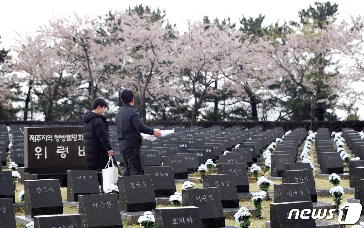3일 제76주년 4·3희생자 추념식 봉행에 앞서 제주시 봉개동 제주4·3평화공원 행방불명인 묘역에서 유족들이 희생자의 넋을 기리고 있다.(제주도사진기자회) 2024.4.3/뉴스1 ⓒ News1 오현지 기자