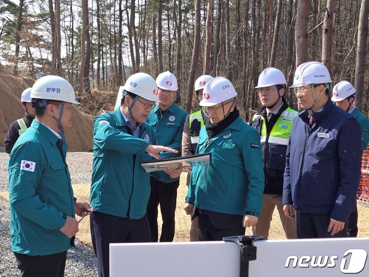 김동철 한전 사장&#40;앞줄 오른쪽 두번째&#41;이 강원과 경북지역을 찾아 주요 전력설비 건설·운영 현장과 에너지신기술 활용 현장을 점검했다. ⓒ News1