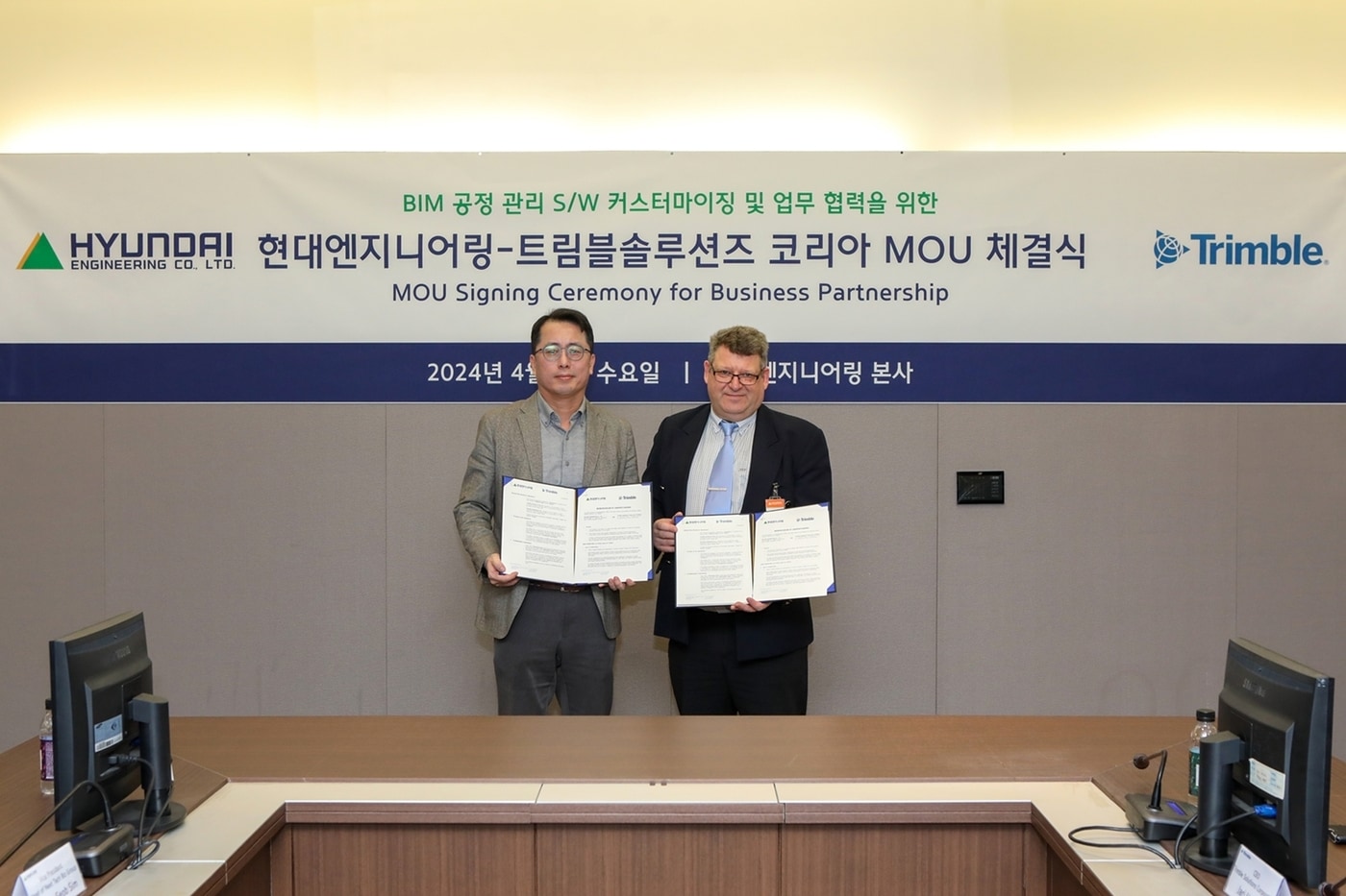 3일 현대엔지니어링 본사 계동사옥에서 진행된 '건축정보모델(BIM) 소프트웨어 개발 협력을 위한 업무협약 체결식' 이후 심범섭 현대엔지니어링 미래기술사업부장(왼쪽)과 야리 사카리 헤이노 트림블솔루션 코리아 대표이사가 기념사진을 촬영하고 있다.