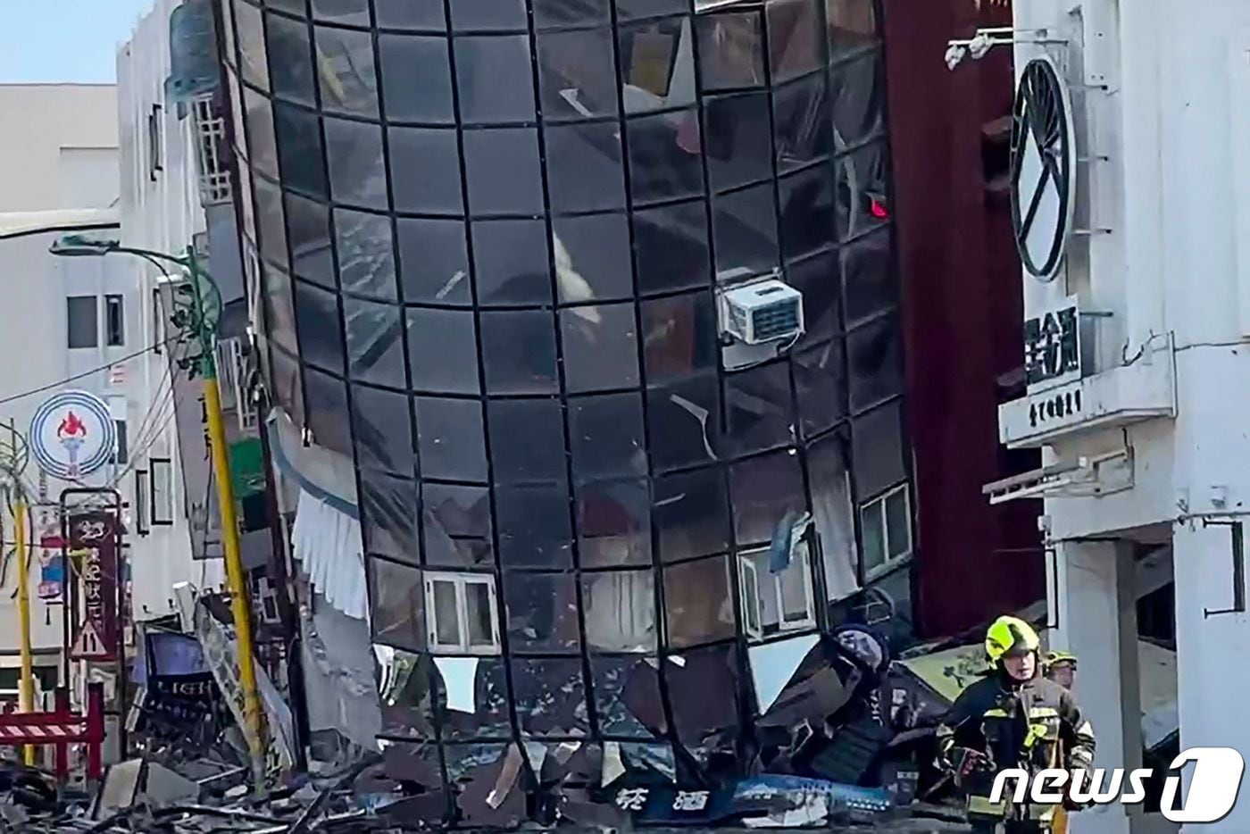 지난해 4월 대만 동부를 엄습한 규모 7.4의 강진으로 건물이 붕괴된 모습. 독자 웨이 제공. ⓒ AFP=뉴스1