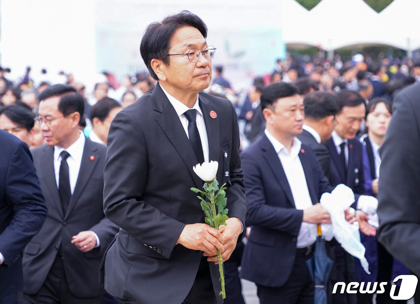 강기정 광주시장이 지난해 4월 3일 오전 제주시 4·3평화공원에서 열린 &#39;제76주년 제주 4·3 희생자 추념식&#39;에 참석해 헌화하고 있다.&#40;광주시 제공. 재판매 및 DB 금지&#41;2024.4.3/뉴스1 