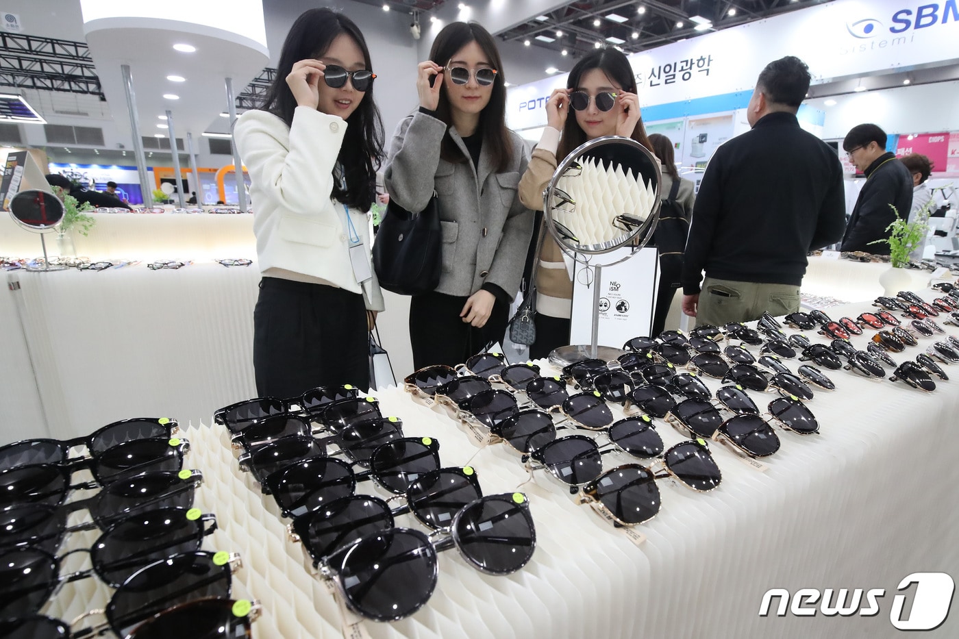 3일 대구 북구 엑스코에서 개막한 '제22회 대구국제안경전(DIOPS)'을 찾은 관람객들이 선글라스를 살펴보고 있다. 2024.4.3/뉴스1 ⓒ News1 공정식 기자