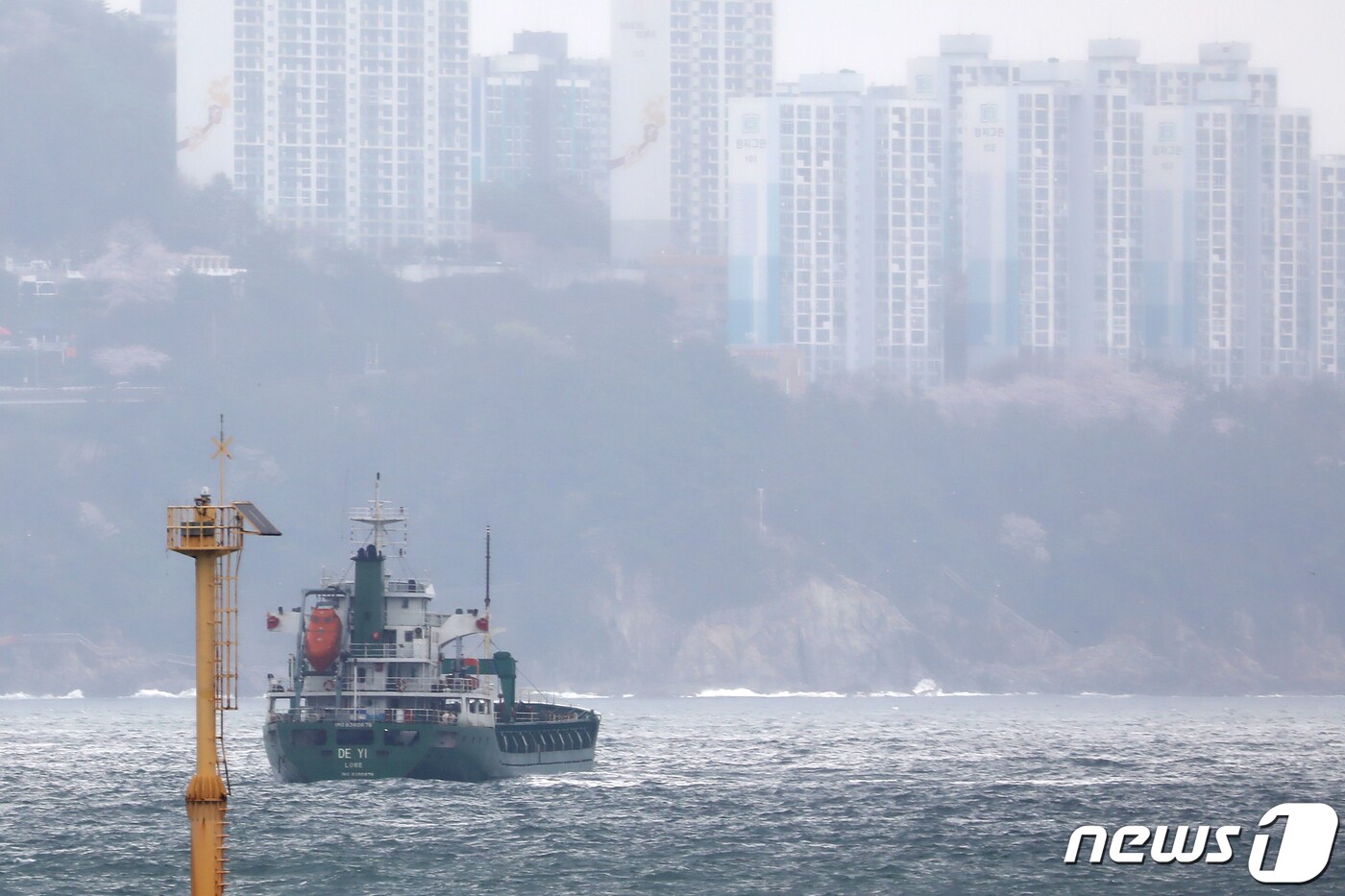 정부가 유엔 안전보장이사회 대북제제 결의 위반 행위 연루가 의심되는 무국적 선박을 최근 영해에서 나포한 것으로 알려진 가운데 3일 부산 서구 암남공원 앞바다 묘박지에 대북제재 위반 행위에 연루된 것으로 의심받는 3000톤급 화물선 &#39;DEYI&#39;호가 정박해 있다. 2024.4.3/뉴스1 ⓒ News1 윤일지 기자