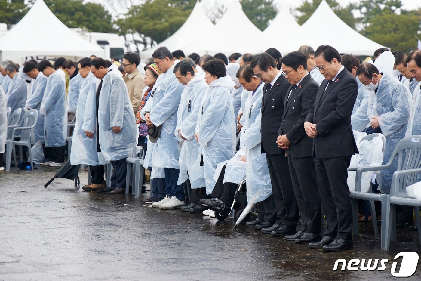김동연 경기도지사가 3일 오전 제주특별자치도 제주시 제주 4·3 평화공원에서 열린 제76주년 제주 4․3희생자 추념식에 참석, 묵념을 올리고 있다.