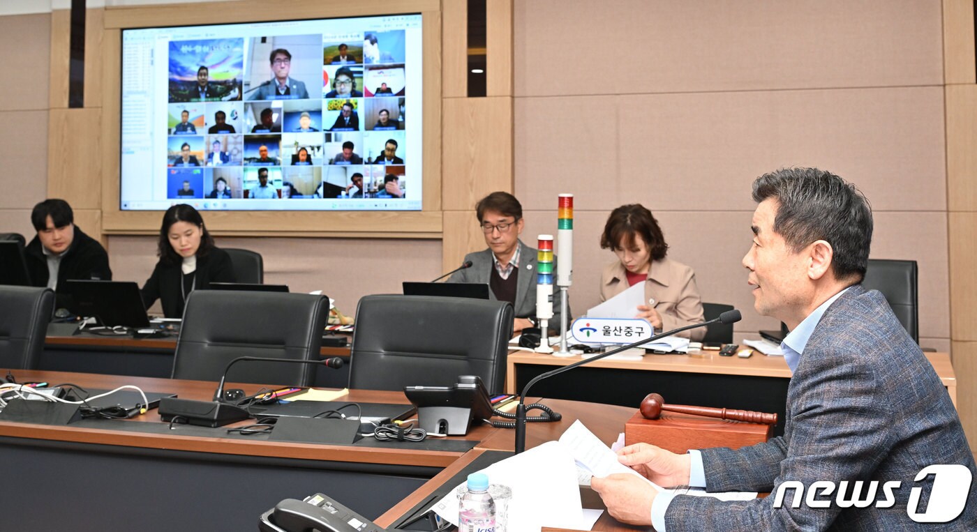 김영길 전국원전동맹 행정협의회 회장&#40;울산 중구청장&#41;이 3일 울산 중구청에서 단체장 임시회&#40;비대면 화상회의&#41;를 주재하고 있다. &#40;울산 중구 제공&#41;