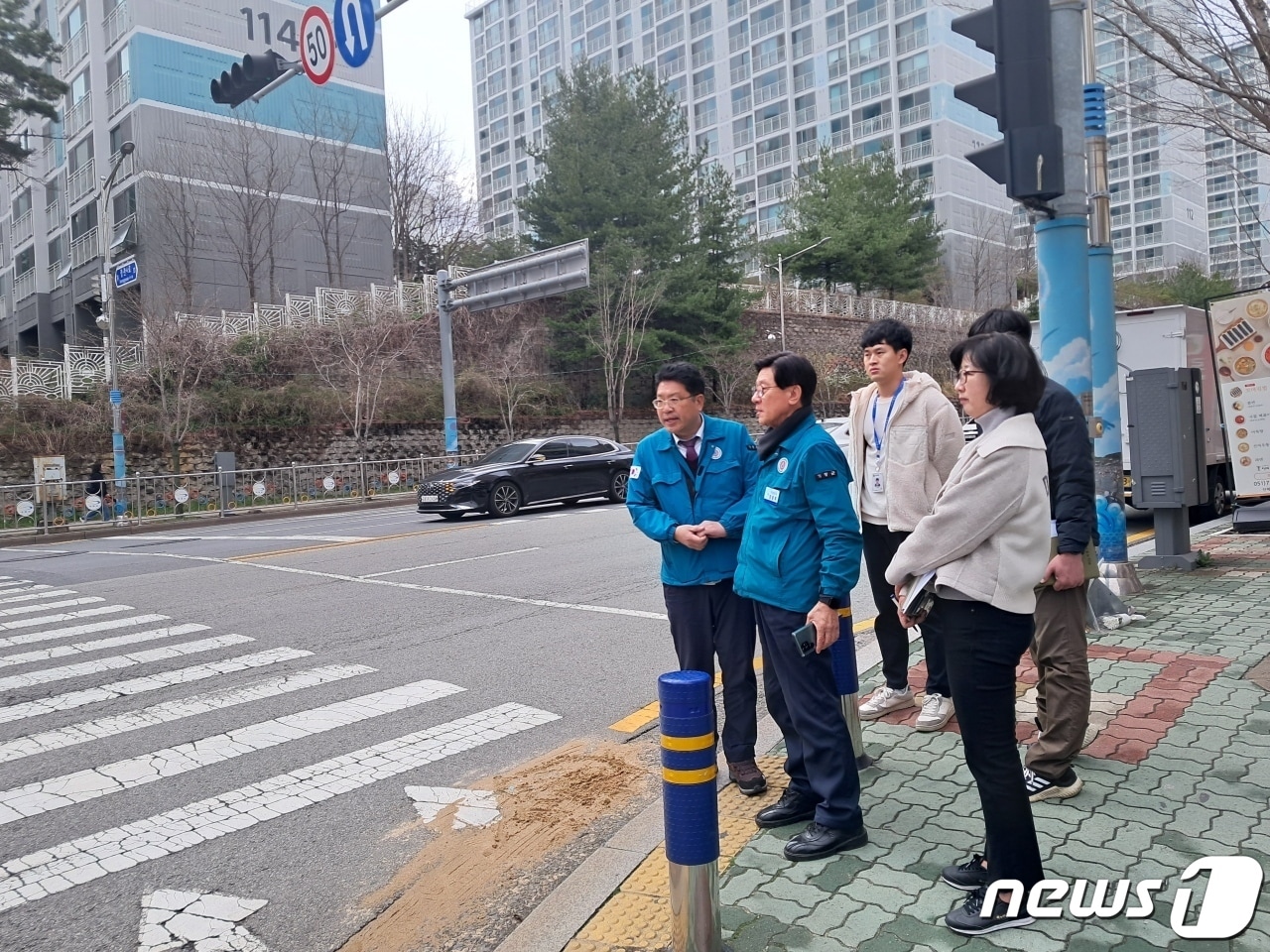 정종복 기장군수가 지난달 25일 중학생 사망사고가 발생했던 교차로를 점검하고 있다&#40;기장군청 제공&#41;