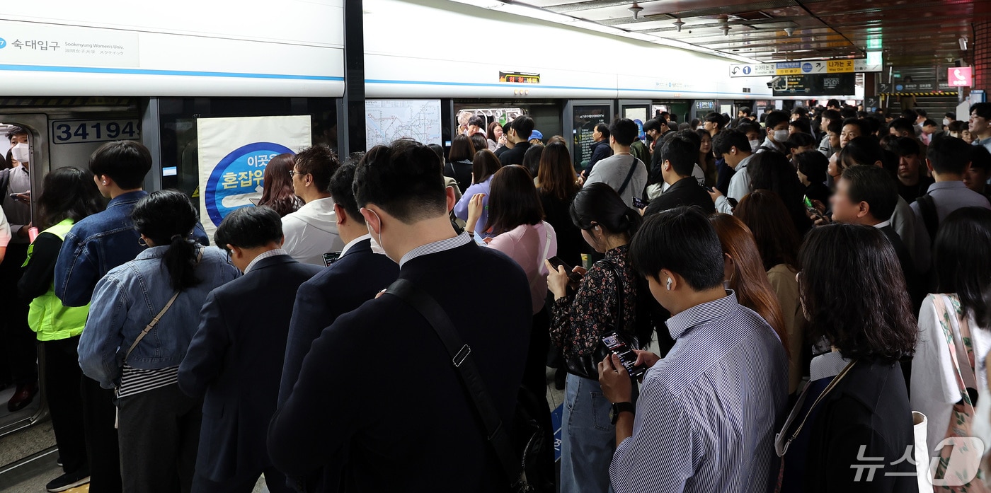 서울 지하철 4호선 서울역 승강장이 출근하는 시민들로 붐비고 있다.(사진은 기사 내용과 무관함) 2024.4.30/뉴스1 ⓒ News1 박지혜 기자