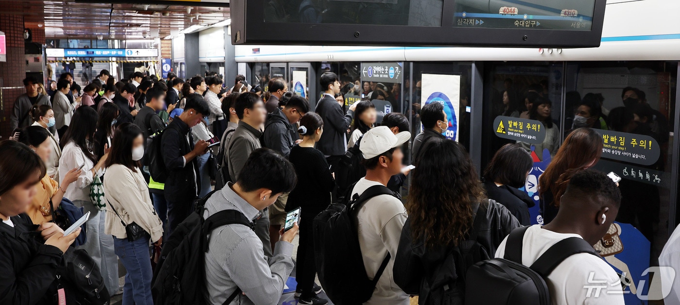 서울 지하철의 한 승강장이 출근하는 시민들로 붐비고 있다. (사진은 기사 내용과 무관함) 2024.4.30/뉴스1 ⓒ News1 박지혜 기자