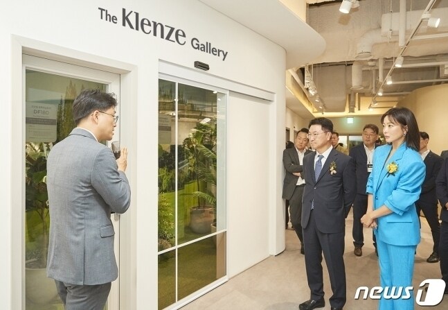 정재훈 KCC 대표(가운데)와 클렌체 모델 김희선과 KCC 임직원들이 창호 제품 설명을 듣고 있다.(KCC 제공) ⓒ News1 김민석 기자