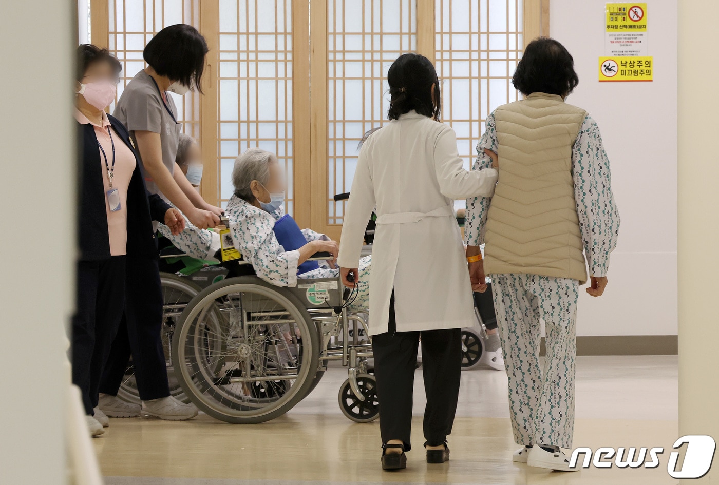 4 서울 은평구 서북병원에서 의료진과 환자들이 이동하고 있다. ⓒ 뉴스1 이동해 기자