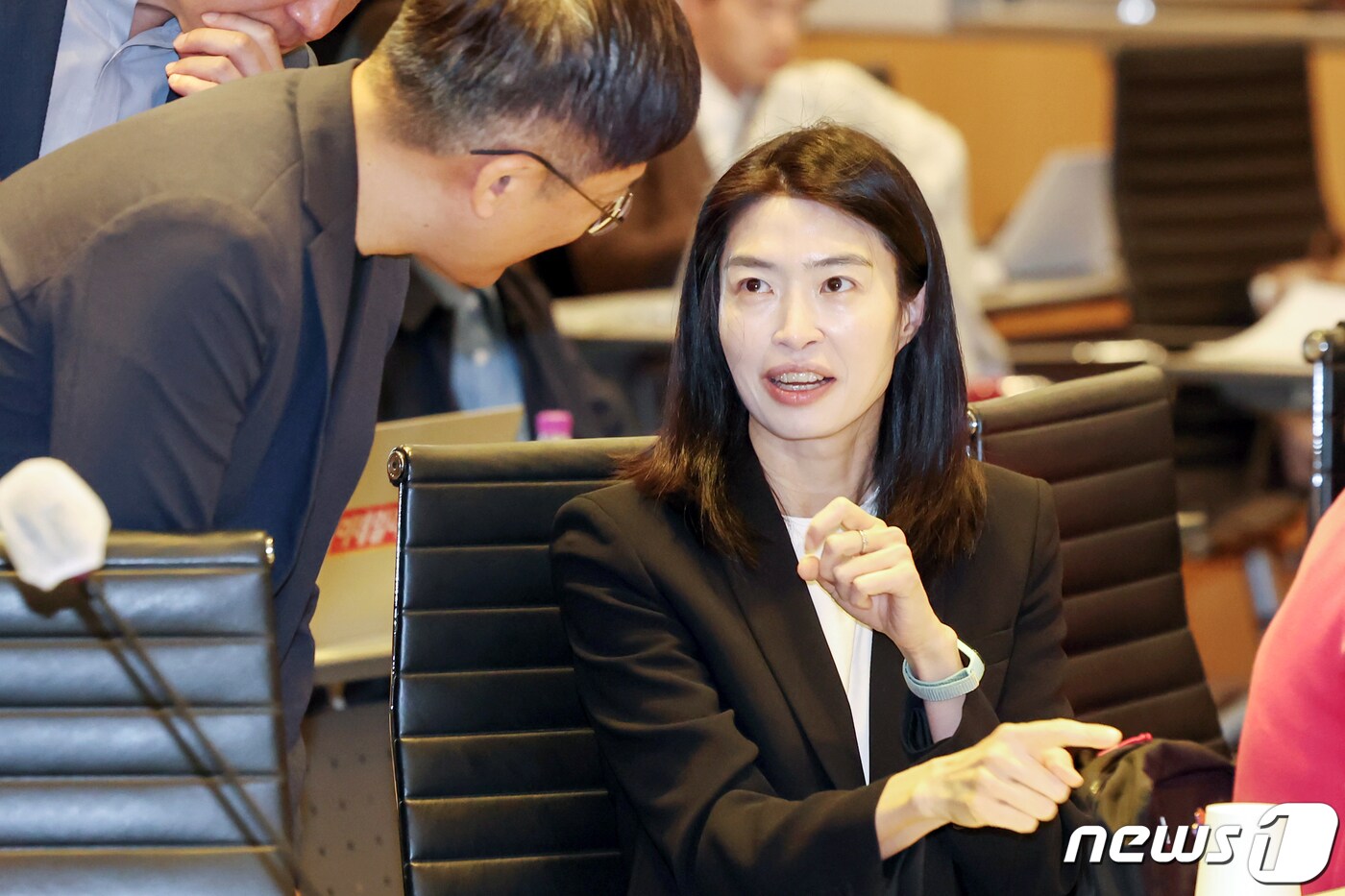 정신아 카카오 대표가 4일 오전 서울 영등포구 여의도 한국경제인협회 컨퍼런스센터에서 열린 &#39;AI전략 최고위 협의회 출범식 및 제1차 회의&#39;에 참석해 대화를 나누고 있다. 2024.4.4/뉴스1 ⓒ News1 민경석 기자