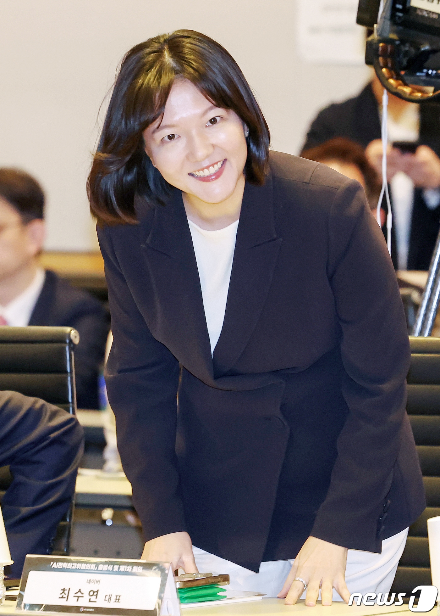 최수연 네이버 대표가 4일 오전 서울 영등포구 여의도 한국경제인협회 컨퍼런스센터에서 열린 &#39;AI전략 최고위 협의회 출범식 및 제1차 회의&#39;에서 참석자들에게 인사하고 있다. &#39;AI전략 최고위 협의회&#39;는 생성형 AI 등장과 함께 영향력이 확대되며 국가 전체 AI 혁신의 방향을 이끌 거버넌스가 필요하다는 범정부적 공감대 아래 출범했다. 2024.4.4/뉴스1 ⓒ News1 민경석 기자